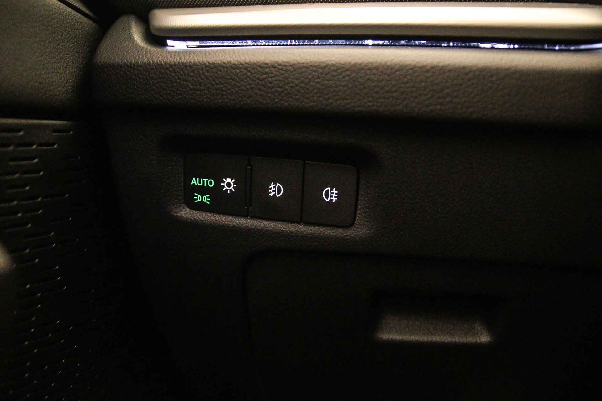 Škoda Octavia Combi Business Edition Plus 1.5 eTSI 150pk DSG Automaat Trekhaak, Adaptive cruise control, Elektrische achterklep, Achteruitrijcamera, Navigatie, 19 inch velgen, Stoelverwarming, Parkeersensoren, Verwarmde voorrruit - 11/44