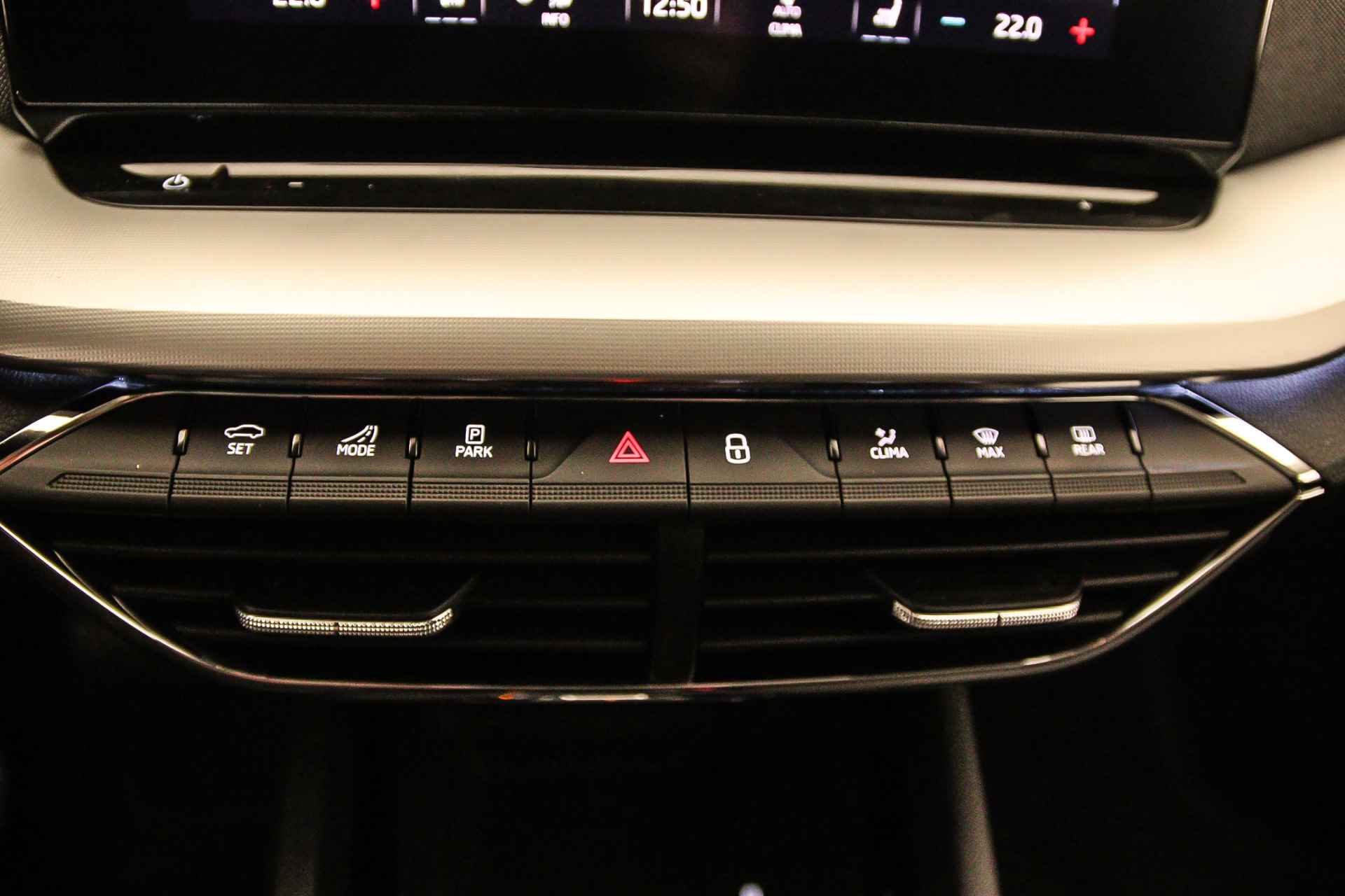 Škoda Octavia Combi Business Edition Plus 1.5 eTSI 150pk DSG Automaat Trekhaak, Adaptive cruise control, Elektrische achterklep, Achteruitrijcamera, Navigatie, 19 inch velgen, Stoelverwarming, Parkeersensoren, Verwarmde voorrruit - 17/44