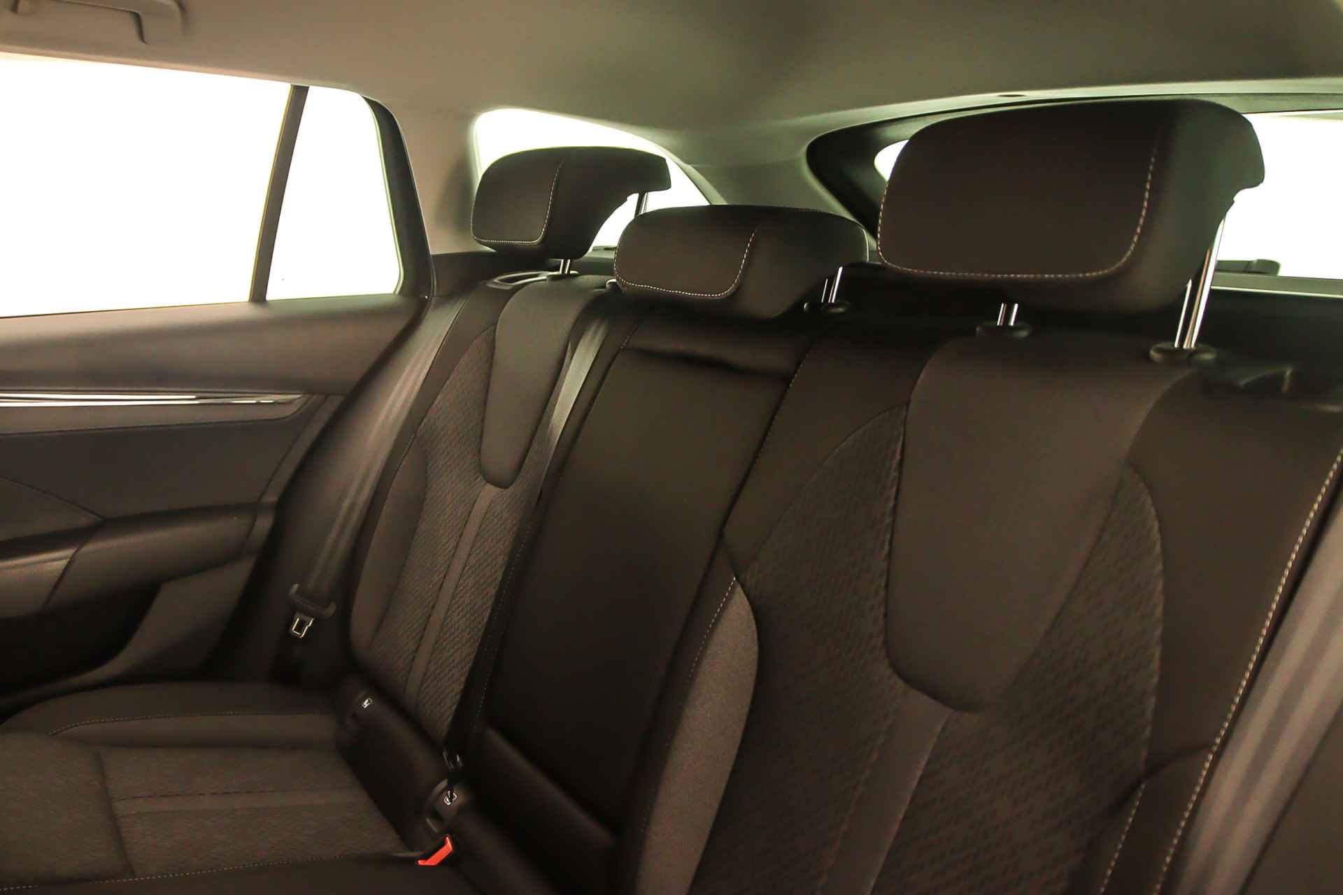 Škoda Octavia Combi Business Edition Plus 1.5 eTSI 150pk DSG Automaat Trekhaak, Adaptive cruise control, Elektrische achterklep, Achteruitrijcamera, Navigatie, 19 inch velgen, Stoelverwarming, Parkeersensoren, Verwarmde voorrruit - 34/44