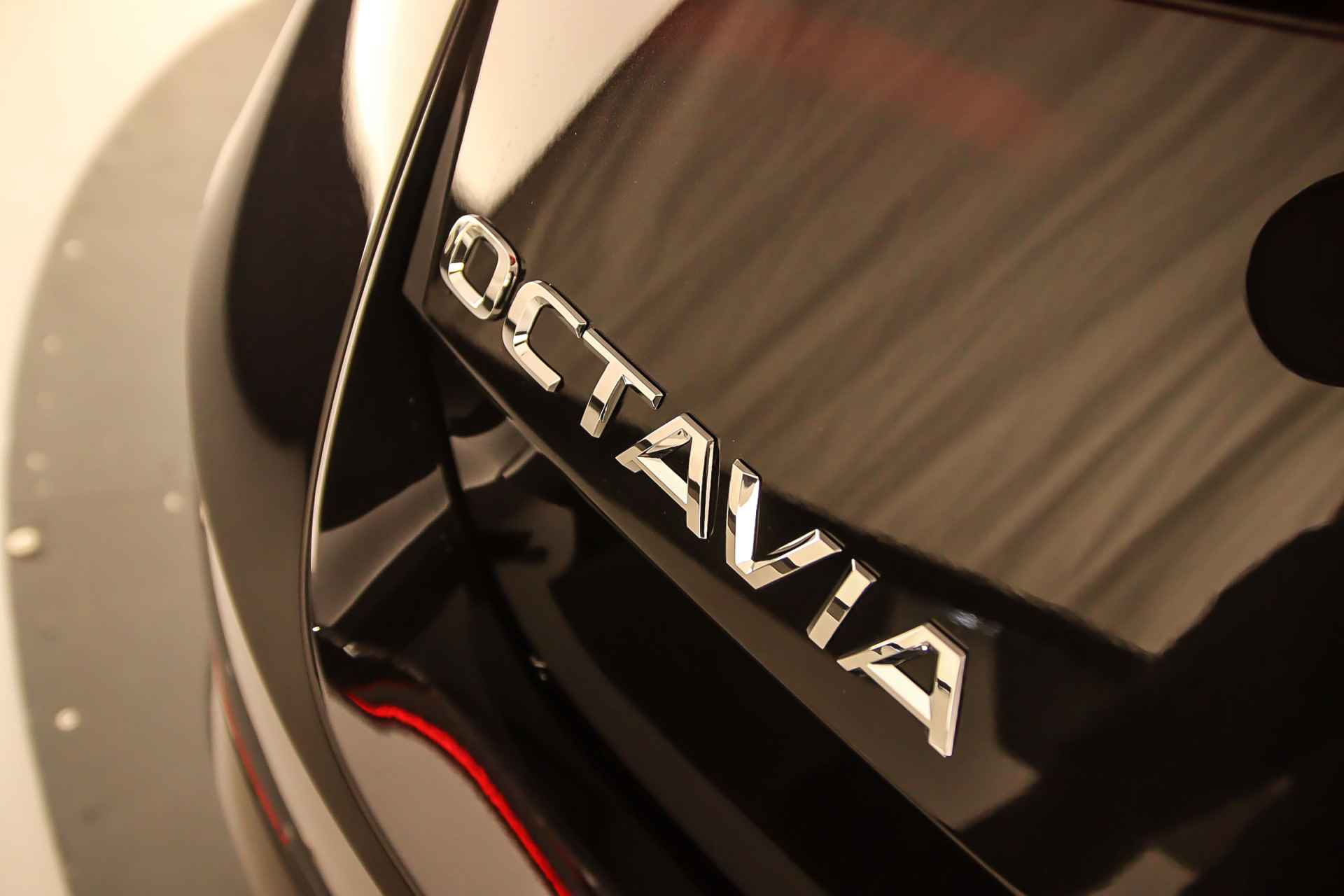 Škoda Octavia Combi Business Edition Plus 1.5 eTSI 150pk DSG Automaat Trekhaak, Adaptive cruise control, Elektrische achterklep, Achteruitrijcamera, Navigatie, 19 inch velgen, Stoelverwarming, Parkeersensoren, Verwarmde voorrruit - 36/44