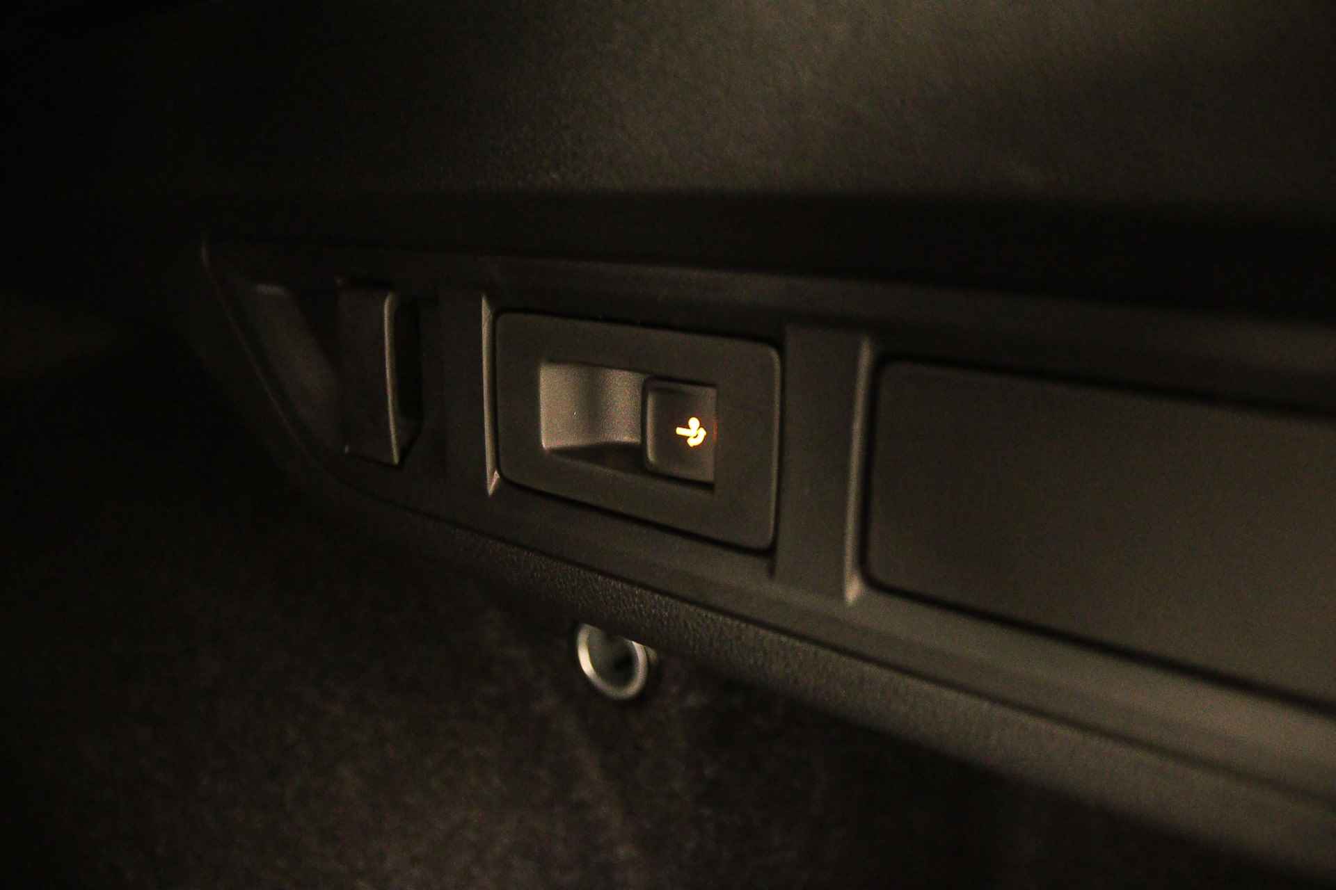 Škoda Octavia Combi Business Edition Plus 1.5 eTSI 150pk DSG Automaat Trekhaak, Adaptive cruise control, Elektrische achterklep, Achteruitrijcamera, Navigatie, 19 inch velgen, Stoelverwarming, Parkeersensoren, Verwarmde voorrruit - 38/44