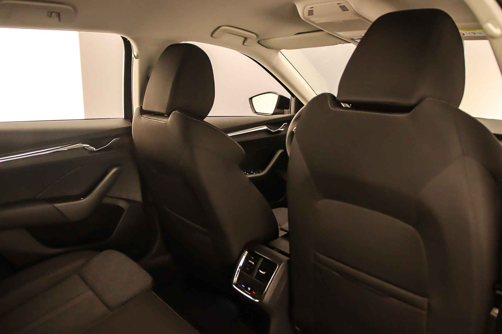 Škoda Octavia Combi Business Edition Plus 1.5 eTSI 150pk DSG Automaat Trekhaak, Adaptive cruise control, Elektrische achterklep, Achteruitrijcamera, Navigatie, 19 inch velgen, Stoelverwarming, Parkeersensoren, Verwarmde voorrruit - 40/44