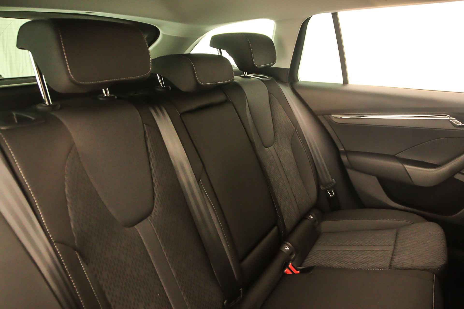 Škoda Octavia Combi Business Edition Plus 1.5 eTSI 150pk DSG Automaat Trekhaak, Adaptive cruise control, Elektrische achterklep, Achteruitrijcamera, Navigatie, 19 inch velgen, Stoelverwarming, Parkeersensoren, Verwarmde voorrruit - 41/44