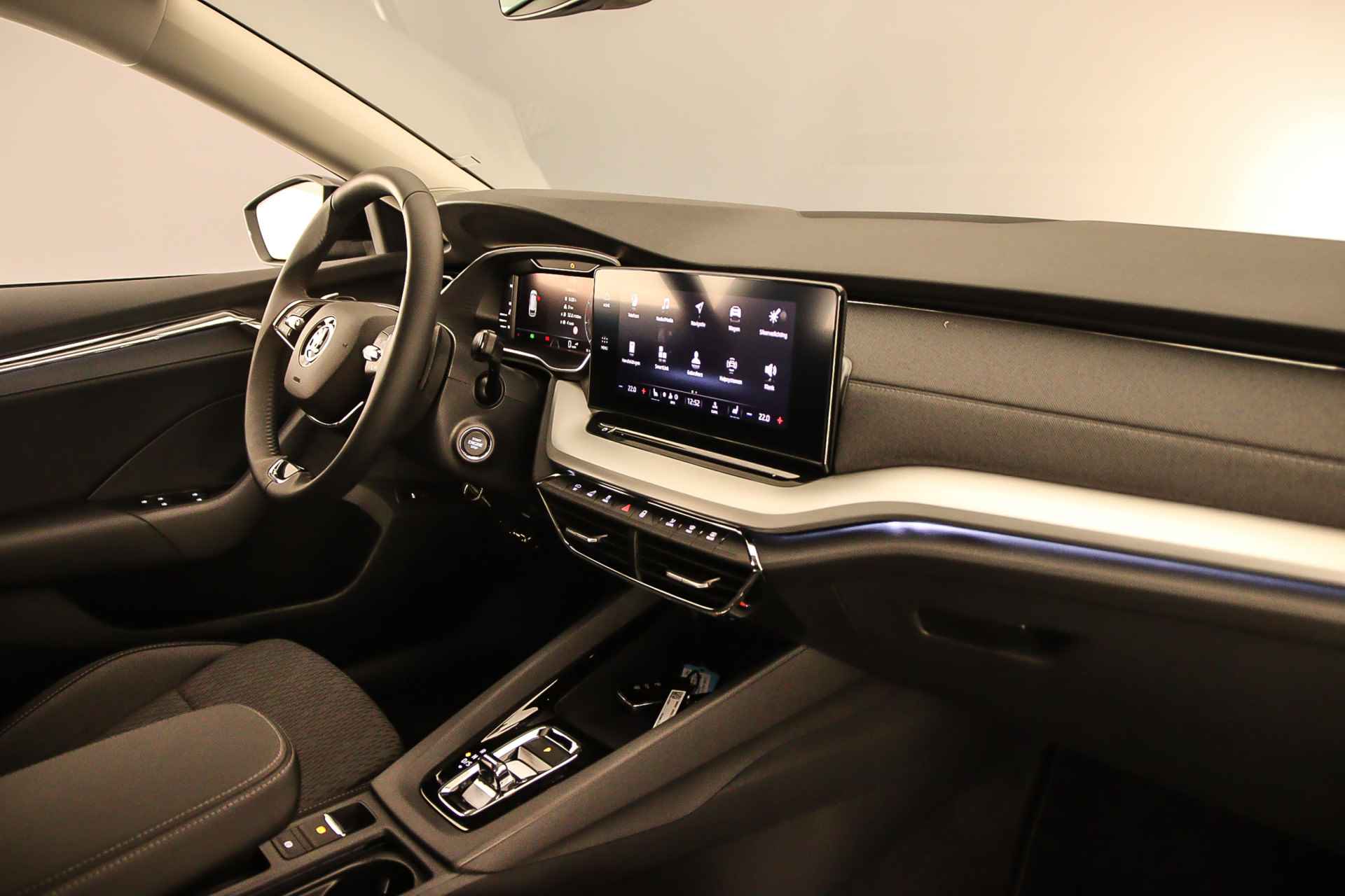 Škoda Octavia Combi Business Edition Plus 1.5 eTSI 150pk DSG Automaat Trekhaak, Adaptive cruise control, Elektrische achterklep, Achteruitrijcamera, Navigatie, 19 inch velgen, Stoelverwarming, Parkeersensoren, Verwarmde voorrruit - 42/44