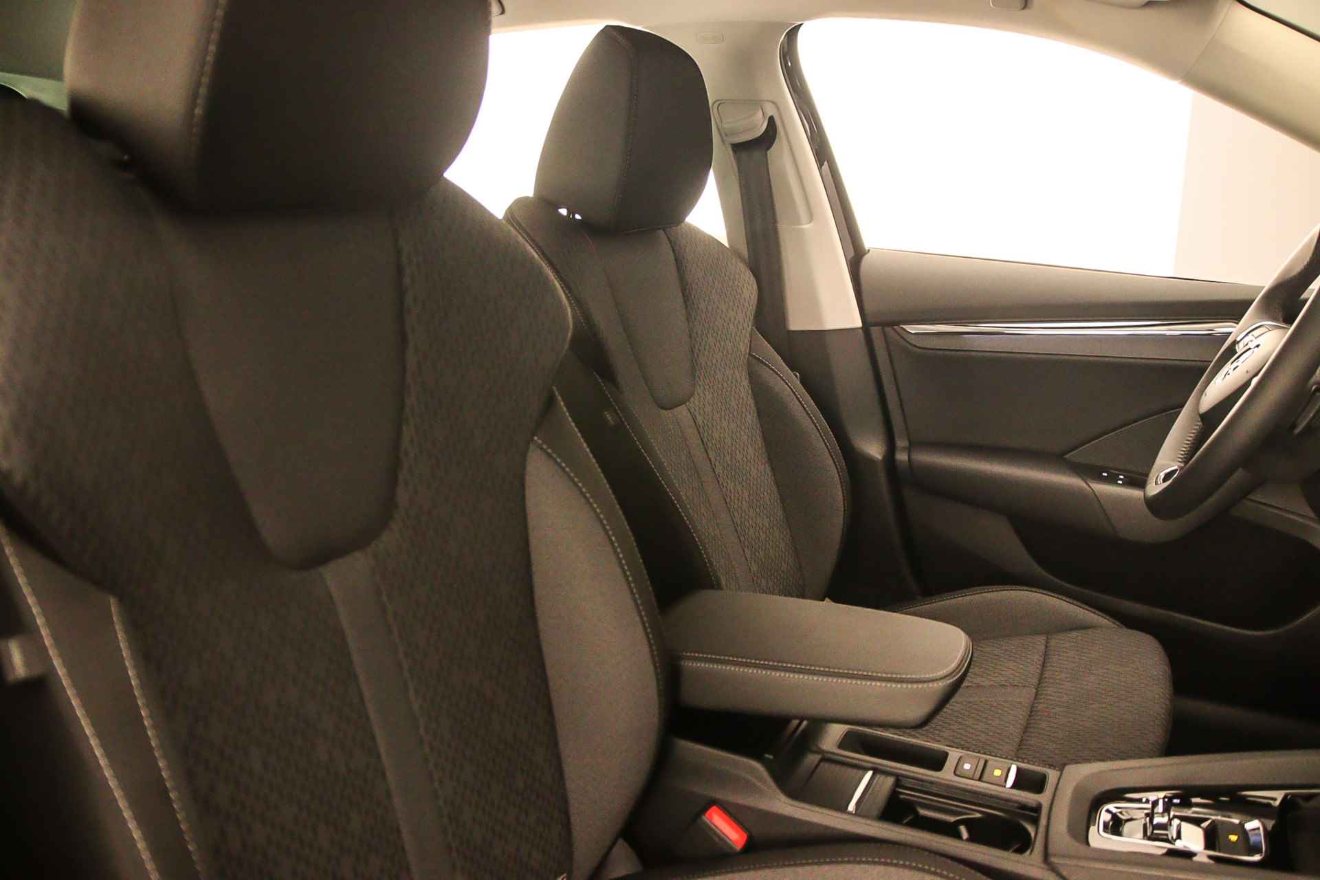 Škoda Octavia Combi Business Edition Plus 1.5 eTSI 150pk DSG Automaat Trekhaak, Adaptive cruise control, Elektrische achterklep, Achteruitrijcamera, Navigatie, 19 inch velgen, Stoelverwarming, Parkeersensoren, Verwarmde voorrruit - 43/44