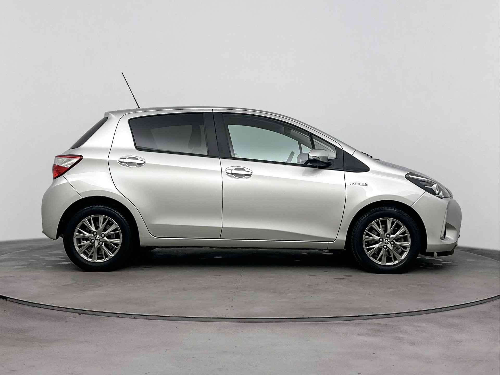 Toyota Yaris 1.5 Hybrid Dynamic | Navigatie | Camera | Climate Control | LM velgen | Cruise Control | - 28/43