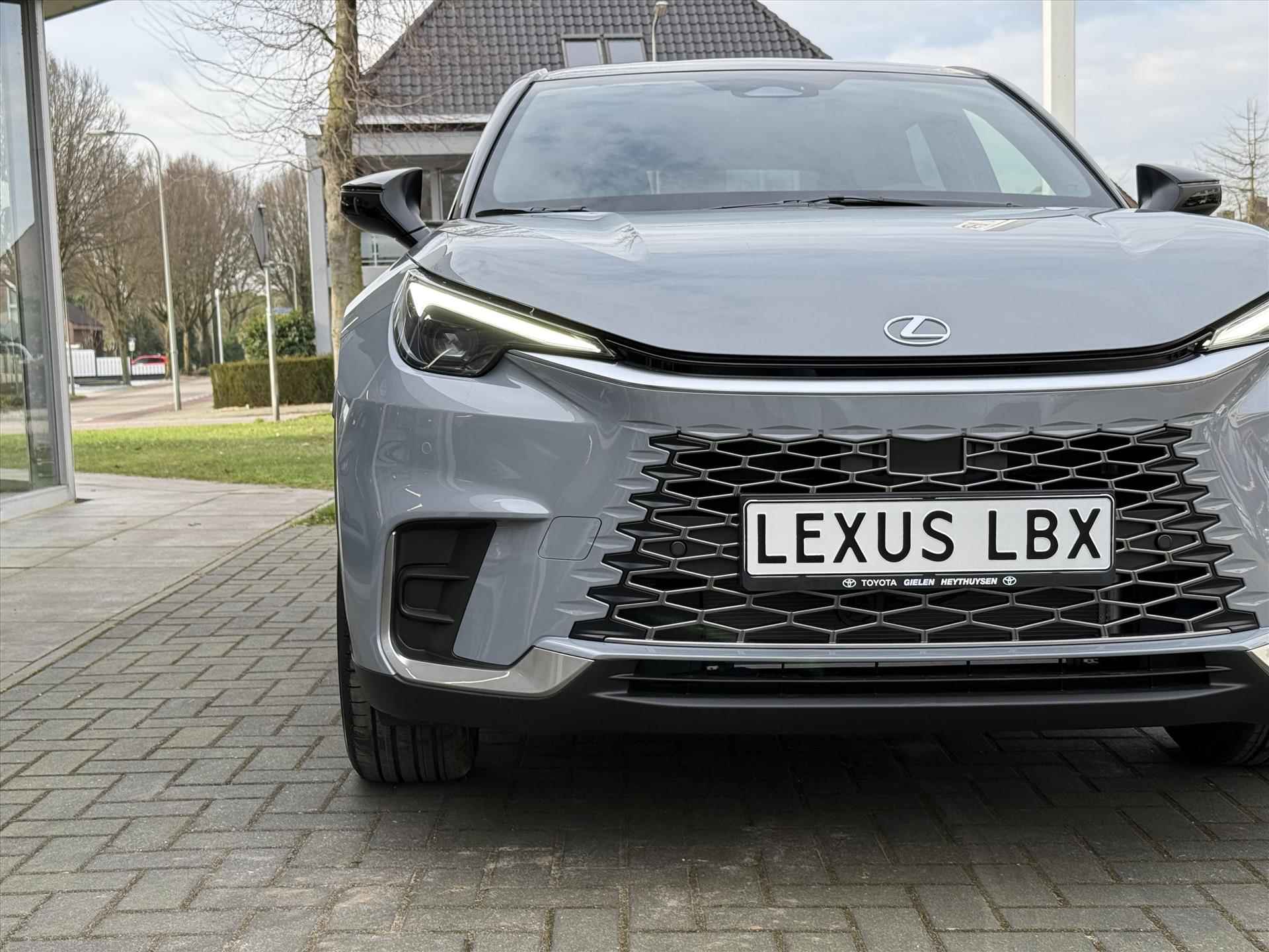 Lexus Lbx 1.5 Hybrid Emotion Bi Tone | Tech pack, Leer, Stoel + Stuurverwarming, Parkeersensoren, Dodehoekherkenning, Elektrische achterklep - 12/39