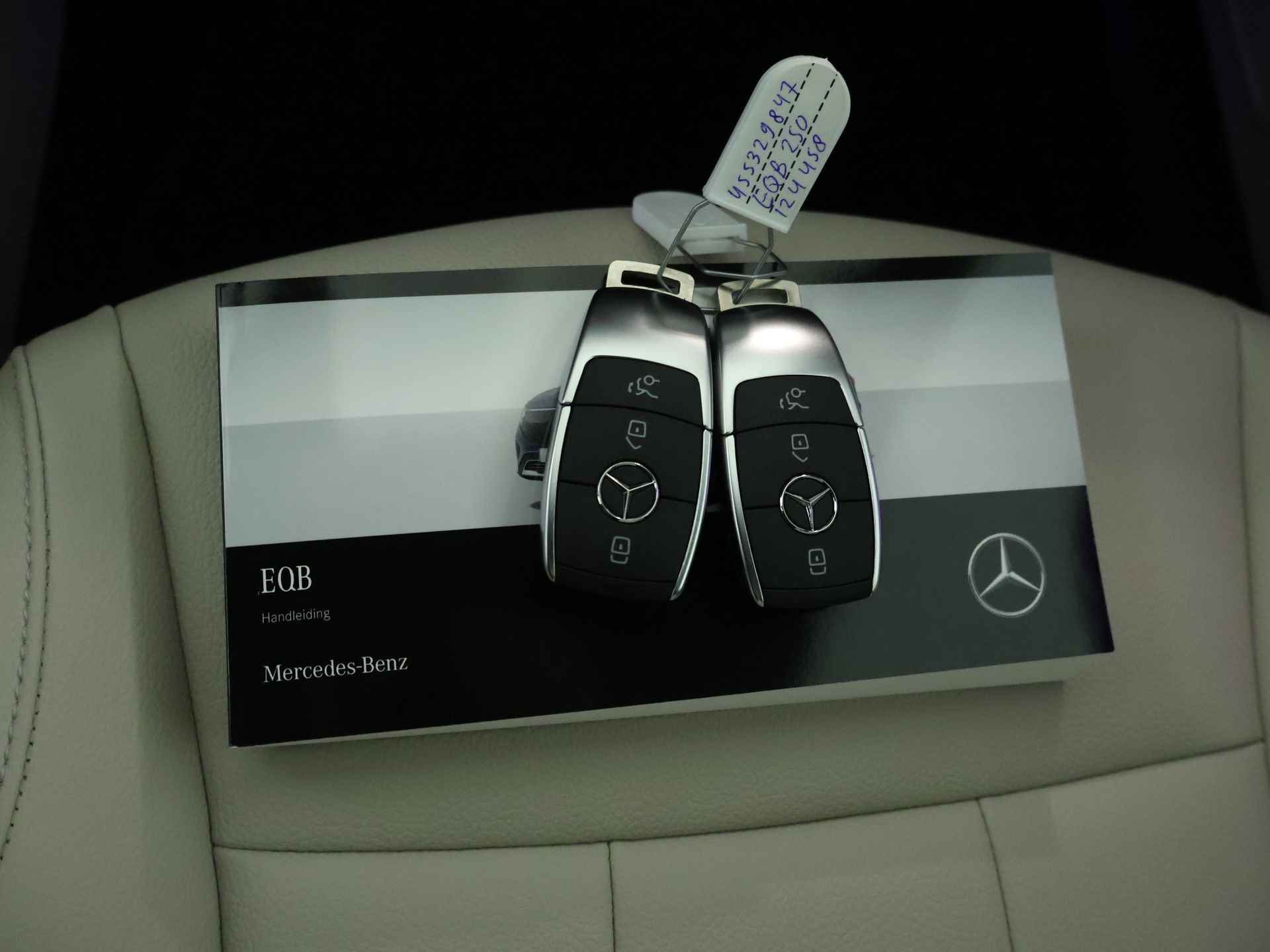 Mercedes-Benz EQB 250+ Luxury Line 7p. 71 kWh | Parkeerpakket met achteruitrijcamera | KEYLESS-GO comfort pakket | Premium pakket | Winter pakket | GUARD 360° Voertuigbescherming Plus | Dodehoekassistent | Extra USB-poorten | - 26/39