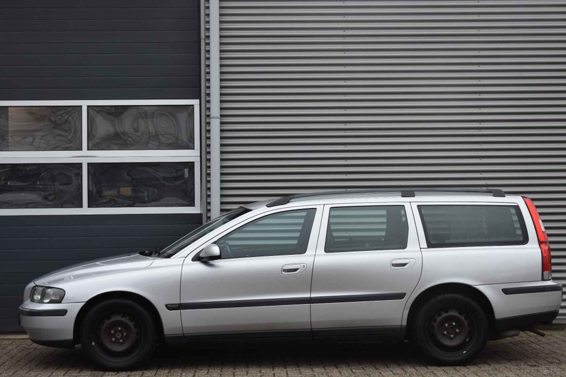 VOLVO V70 2.4 / AIRCO / STOELVERWARMING / CRUISE CONTROL - 2/25