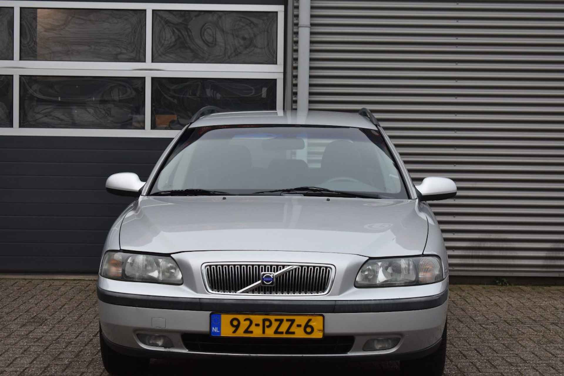 VOLVO V70 2.4 / AIRCO / STOELVERWARMING / CRUISE CONTROL - 4/25