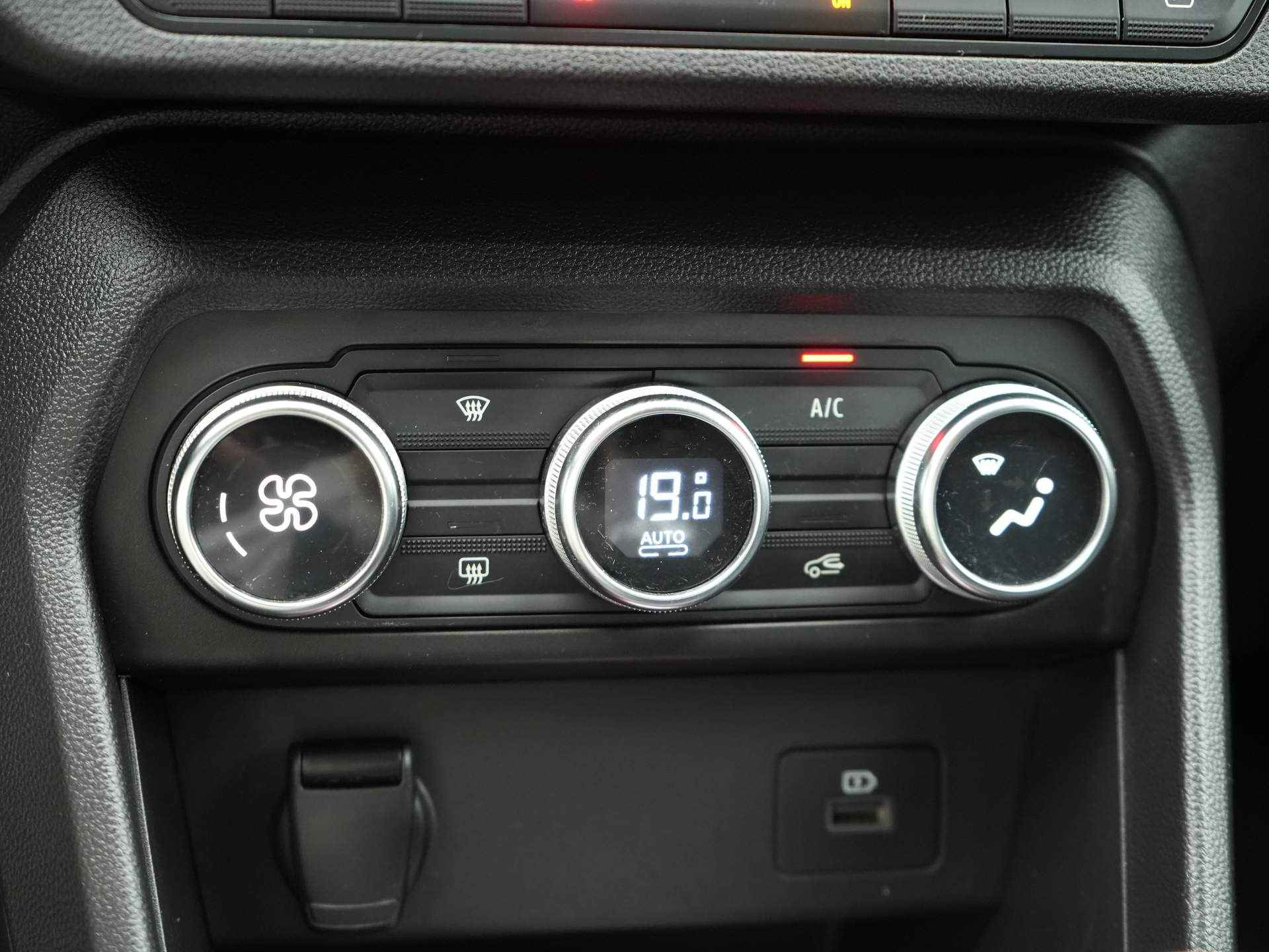 Dacia Jogger 1.0 TCe 110 Extreme 7p. - Trekhaak - 7p - Stoelverwarming - Navigatie - 18/20