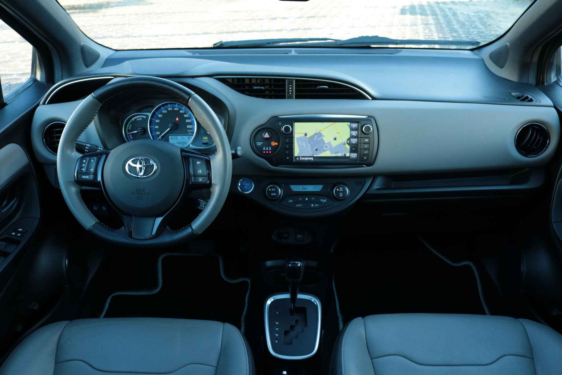 Toyota Yaris 1.5 Hybrid Dynamic, Leder , Panodak - 4/46