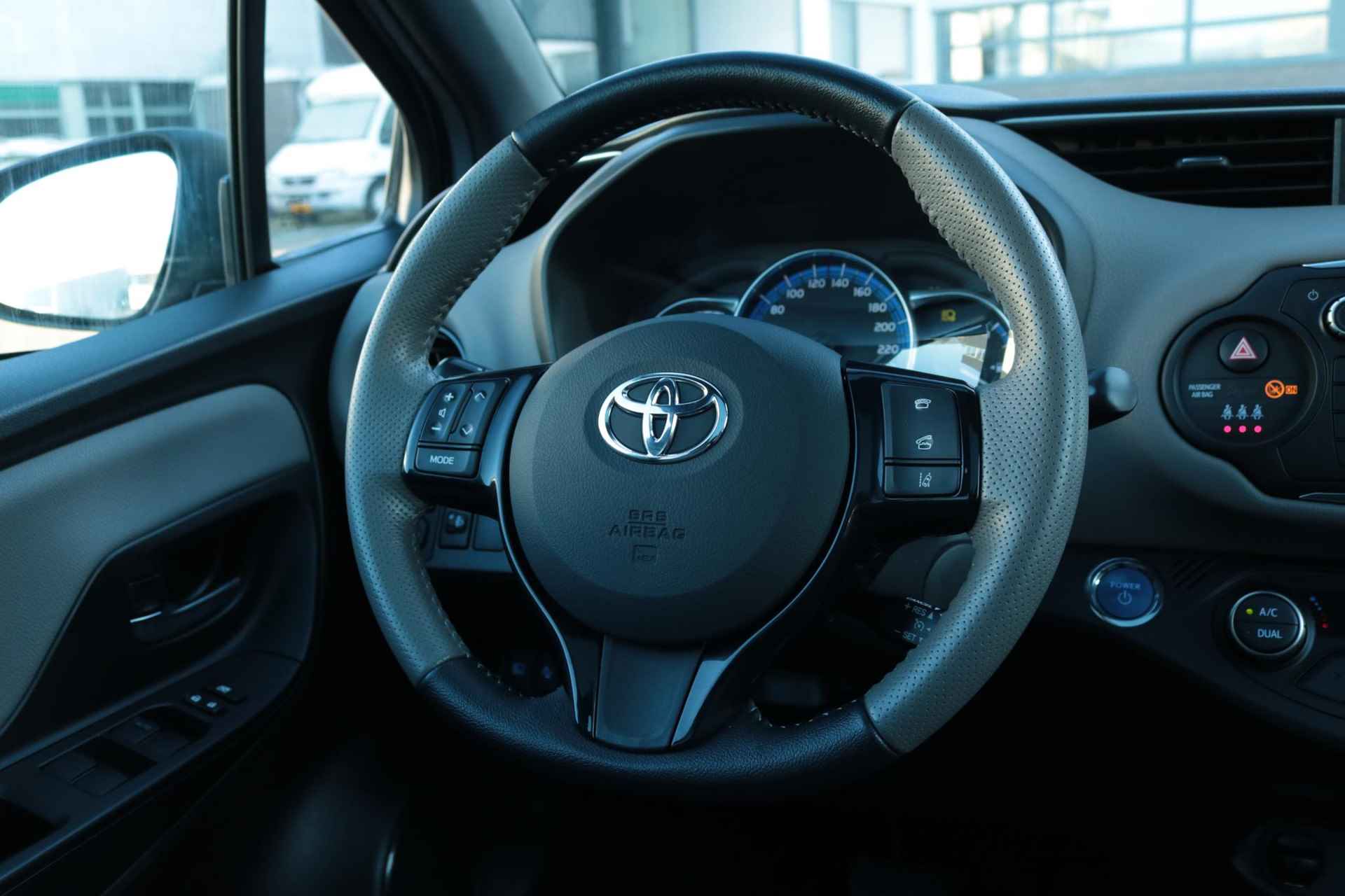 Toyota Yaris 1.5 Hybrid Dynamic, Leder , Panodak - 15/46