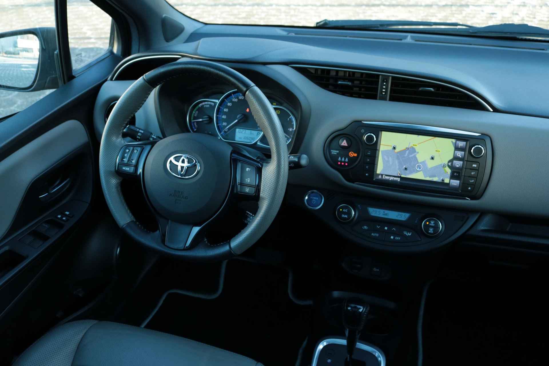 Toyota Yaris 1.5 Hybrid Dynamic, Leder , Panodak - 23/46