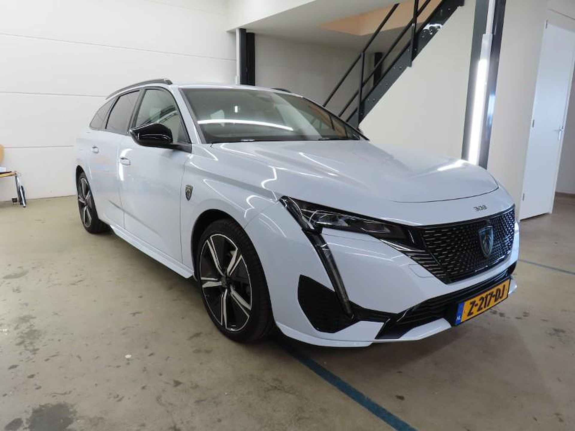 Peugeot 308 SW 1.2 PureTech GT VERWACHT | Navigatie | Elek. bestuurderstoel | Alcantara bekleding - 2/10