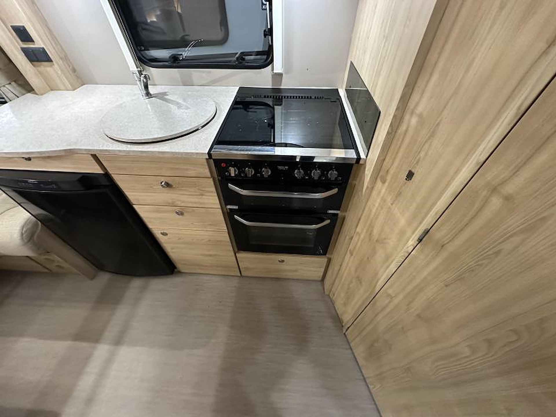 Elddis Avante 482 +mover+luifel+stopcontact - 9/19