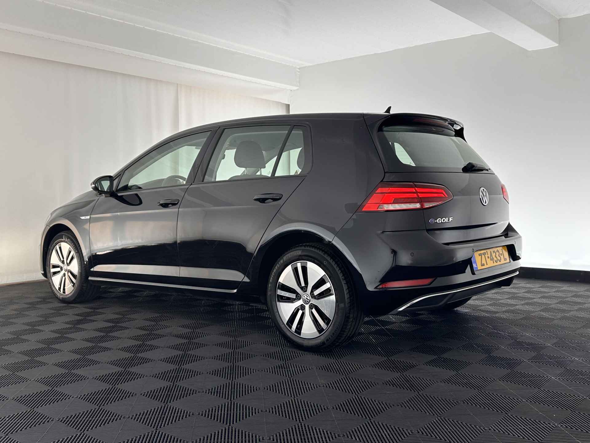 Volkswagen e-Golf (INCL-BTW) *HEATPUMP | ADAPTIVE-CRUISE | CAMERA | CCS-FASTLOADER | FULL-LED | NAVI-FULLMAP | COMFORT-SEATS | ECC | PDC | 16''ALU* - 4/32