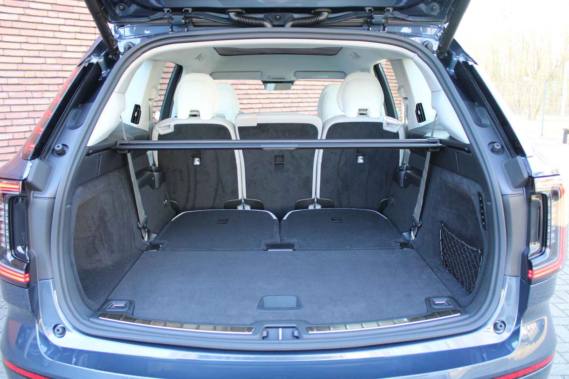 Volvo EX90 Twin Motor Performance Ultra | Verwarmbare voor/achter stoelen | Geventileerde voor stoelen | Bowers&Wilkins Audiosysteem | Head up display | Panoramisch dak | Actieve Luchtvering | Standkachel | 21'' Lichtmetalen velgen | - 19/21