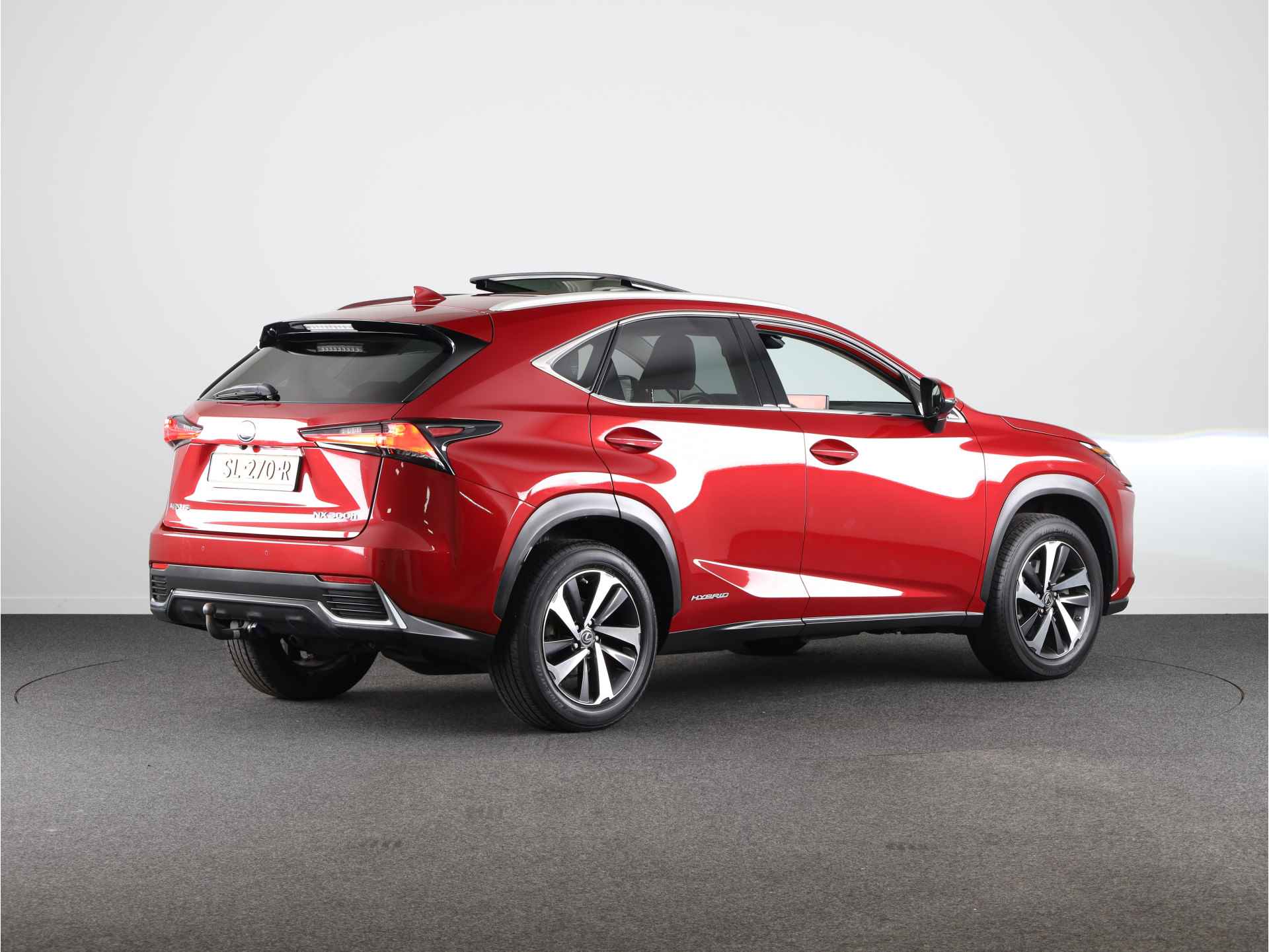 Lexus NX 300h AWD President Line | Schuifdak | Mark Levinson Audio | Trekhaak | Head-up Display | 360 Camera | Navigatie | Dodehoek Detectie | Stuur-/Stoelverwarming | Achterbank Verwarmd | - 3/58