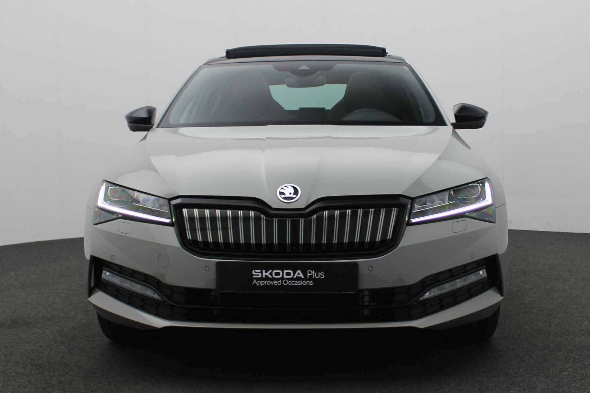 Skoda Superb 1.4 TSI 218PK DSG iV PHEV Sportline Business | Pano | Matrix LED | 360 camera | Navi | Keyless | 18 inch - 21/48