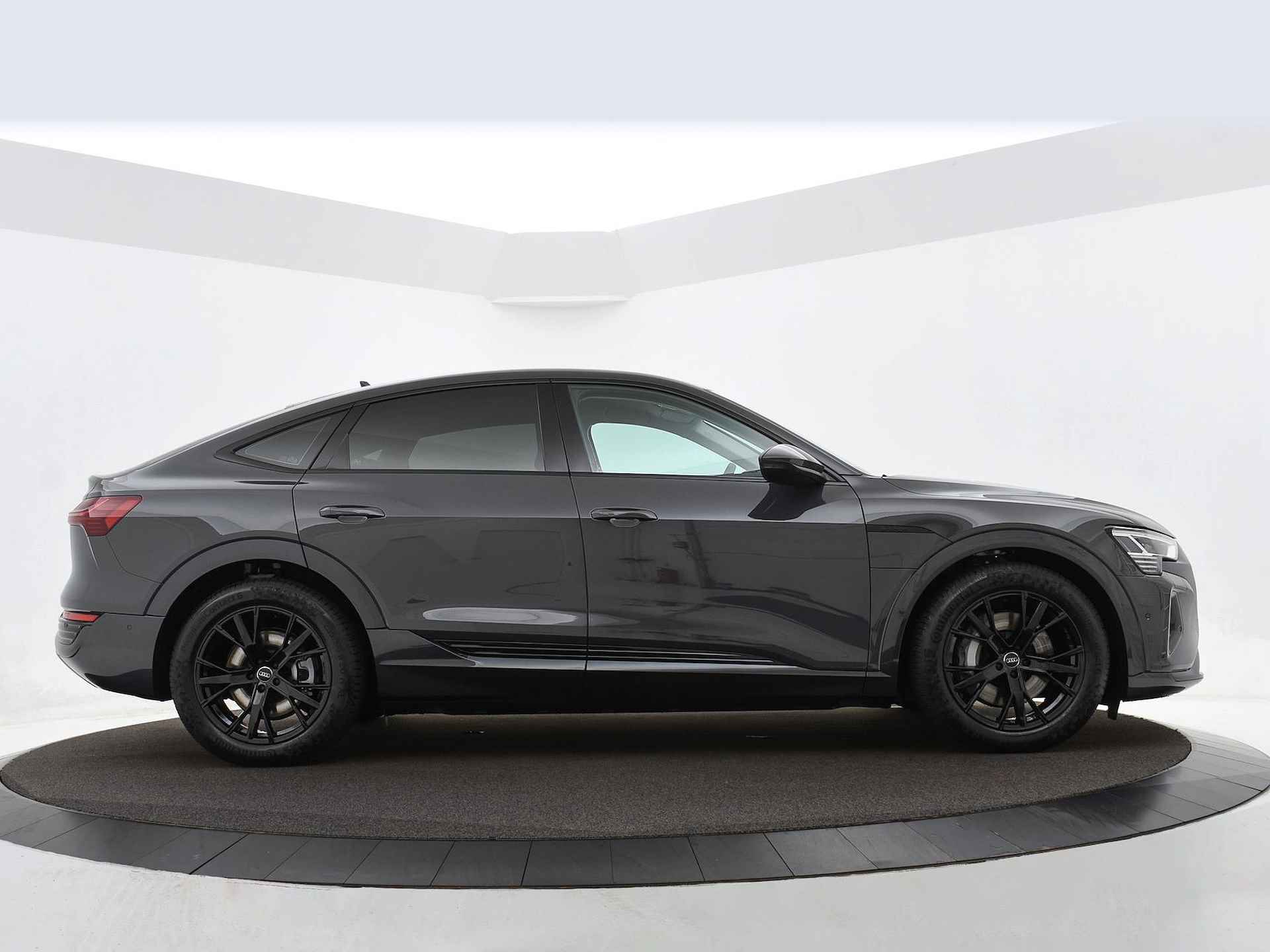 Audi Q8 Sportback e-tron 50 quattro Edition 340pk · Maas-De Koning Black-edition · Achteruitrijcamera · Leder bekleding · Privacy glas· - 12/38