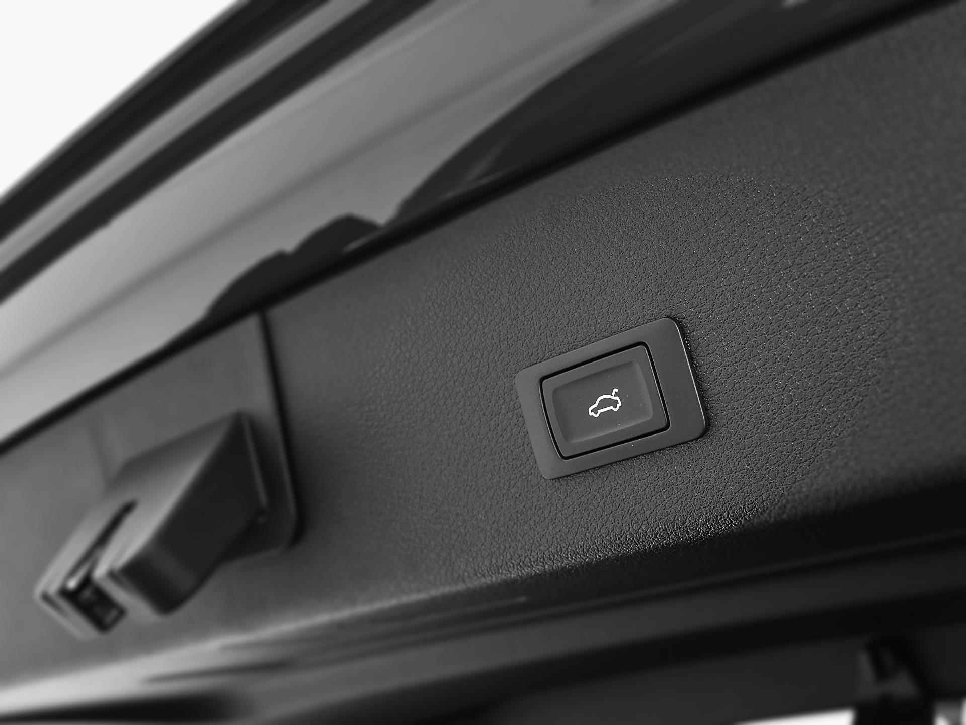 Audi Q8 Sportback e-tron 50 quattro Edition 340pk · Maas-De Koning Black-edition · Achteruitrijcamera · Leder bekleding · Privacy glas· - 17/38