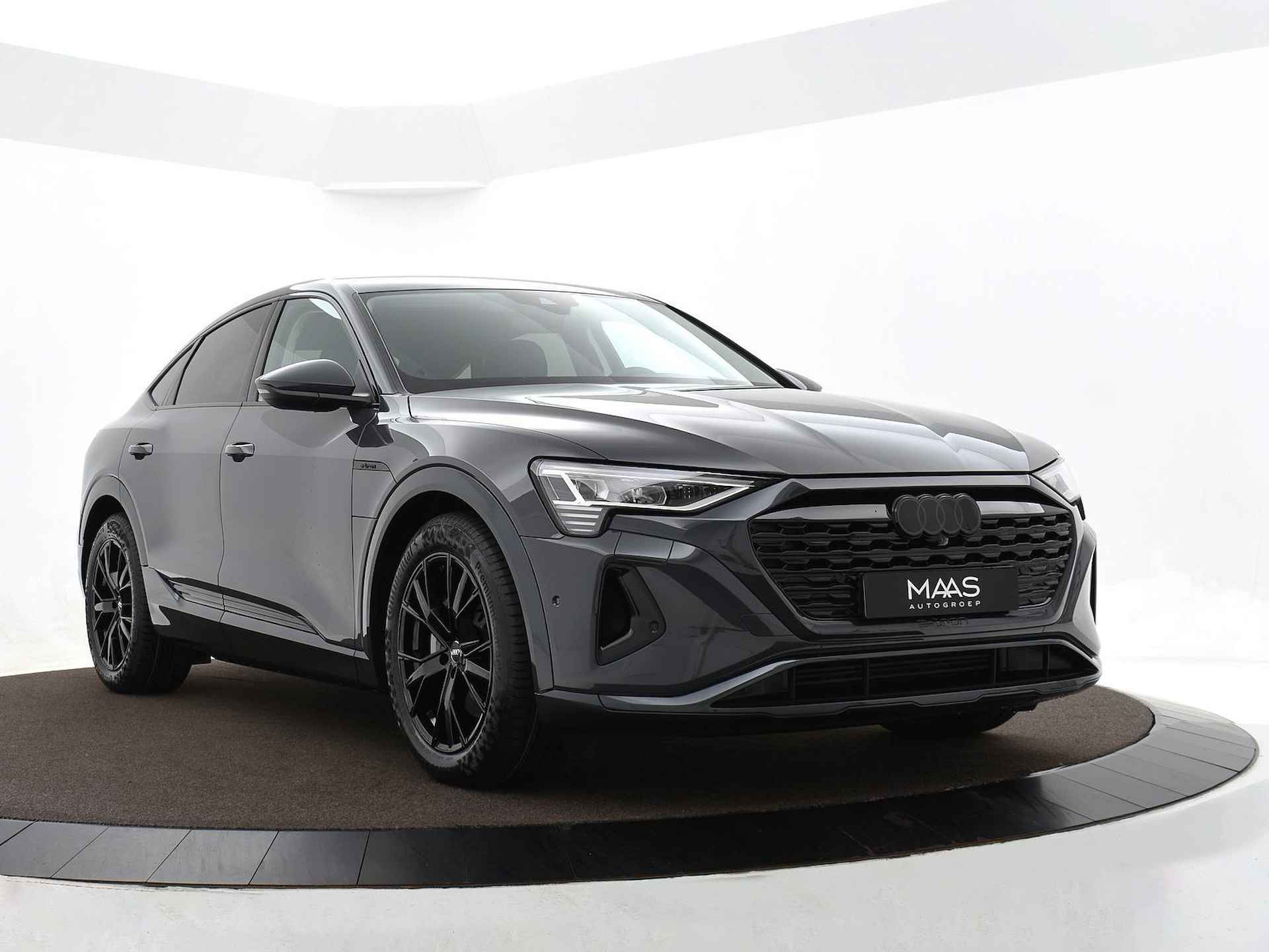 Audi Q8 Sportback e-tron 50 quattro Edition 340pk · Maas-De Koning Black-edition · Achteruitrijcamera · Leder bekleding · Privacy glas· - 4/39