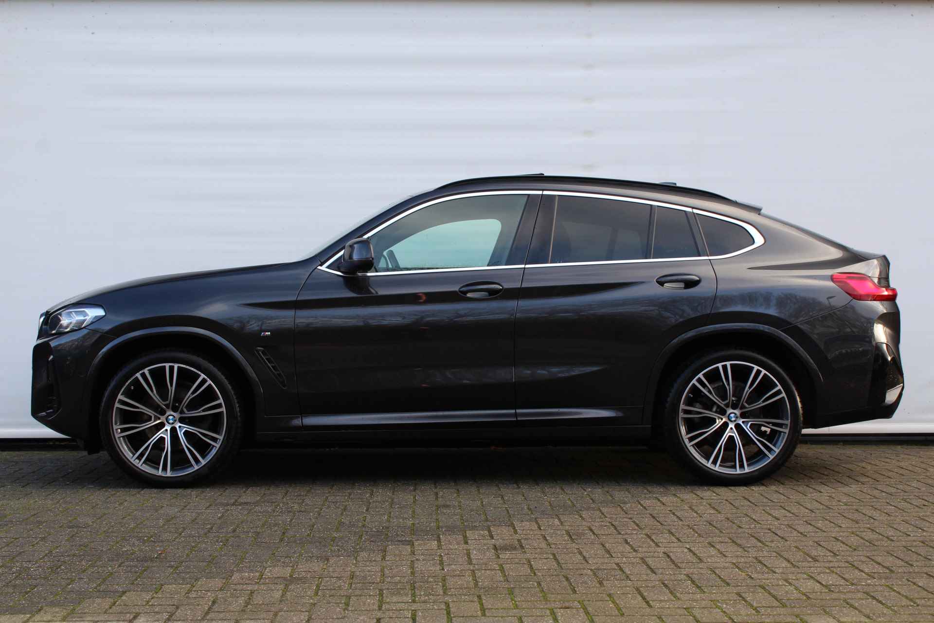 BMW X4 xDrive20i M Sport Automaat / Panoramadak / Adaptieve LED / Sportstoelen / M Sportonderstel / Live Cockpit Professional - 3/30