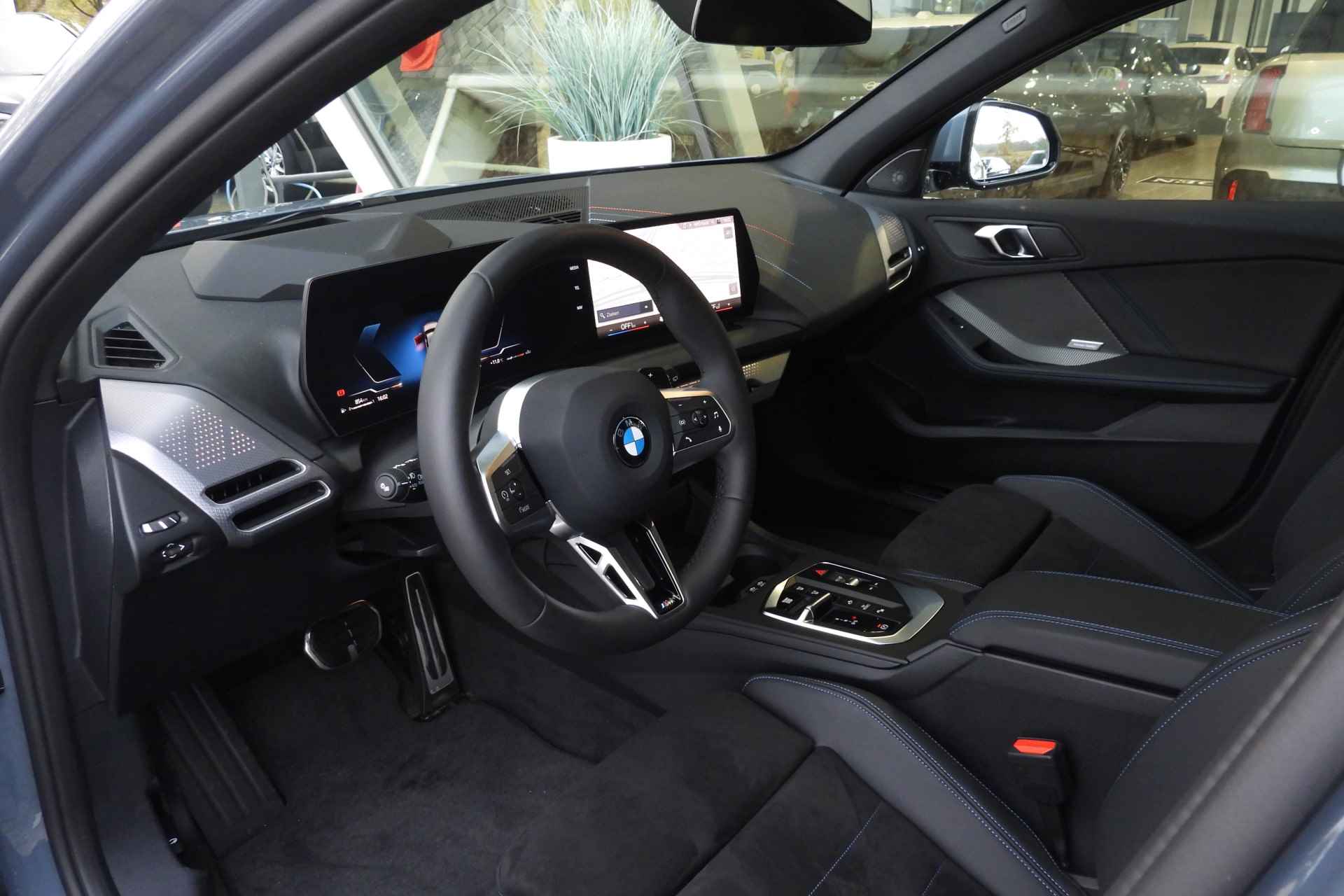 BMW 1-serie 120 High Executive M Sport Automaat / Panoramadak / Sportstoelen / Stoelverwarming / Adaptieve LED / Head-Up / Harman Kardon / Live Cockpit Professional - 14/43