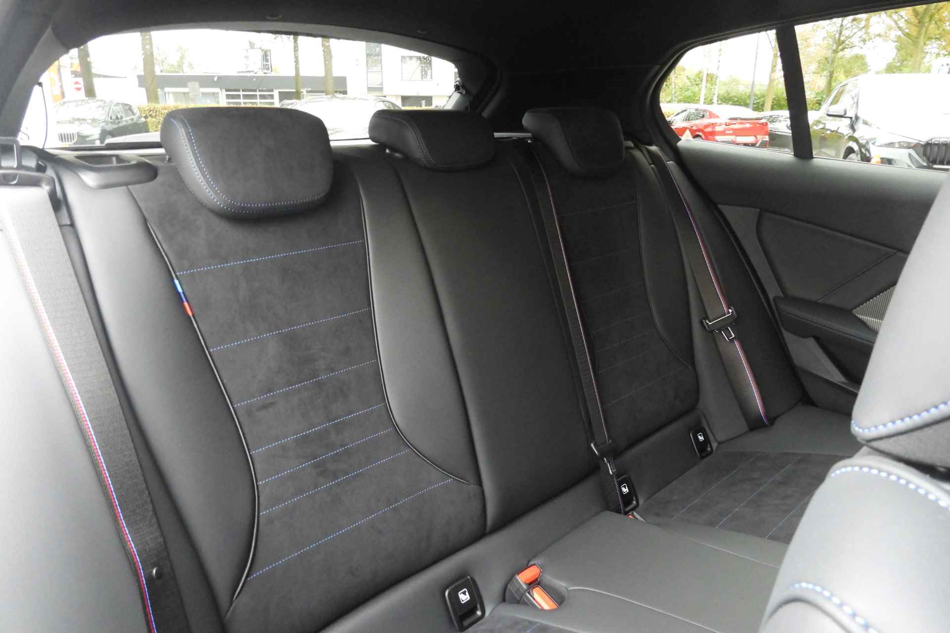 BMW 1-serie 120 High Executive M Sport Automaat / Panoramadak / Sportstoelen / Stoelverwarming / Adaptieve LED / Head-Up / Harman Kardon / Live Cockpit Professional - 22/43