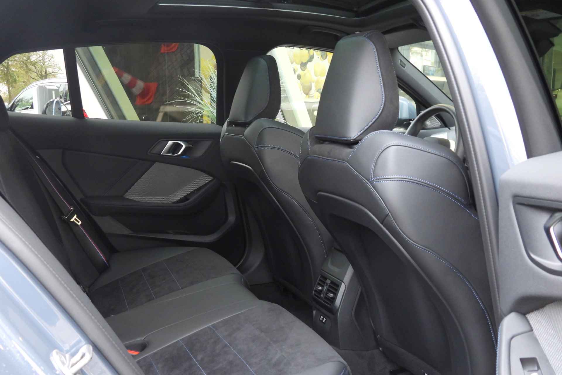 BMW 1-serie 120 High Executive M Sport Automaat / Panoramadak / Sportstoelen / Stoelverwarming / Adaptieve LED / Head-Up / Harman Kardon / Live Cockpit Professional - 23/43