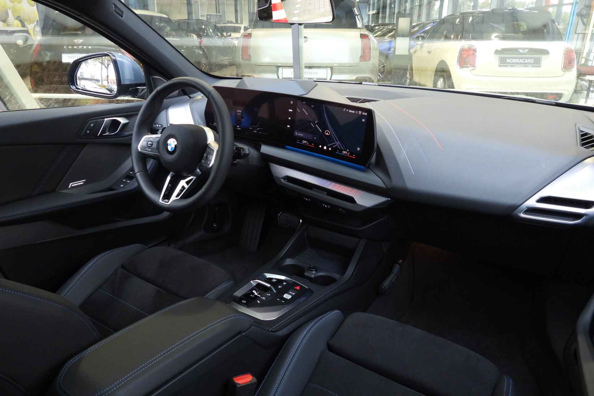 BMW 1-serie 120 High Executive M Sport Automaat / Panoramadak / Sportstoelen / Stoelverwarming / Adaptieve LED / Head-Up / Harman Kardon / Live Cockpit Professional - 24/43