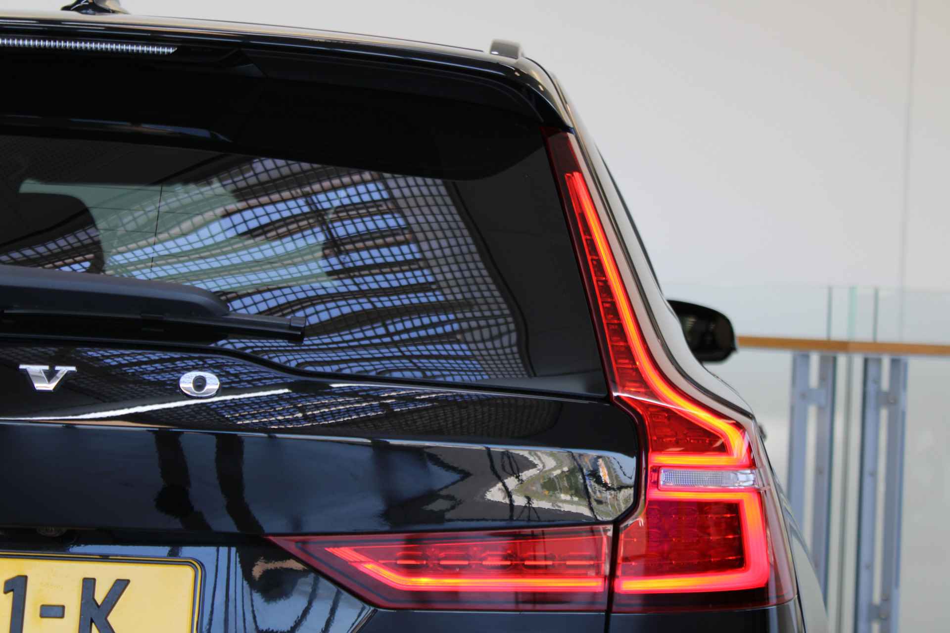 Volvo V60 T6 350PK AWD Plus Dark | Nappa | Gelamineerd Glas | Stoelventilatie | Trekhaak | Adapt Led - 14/63