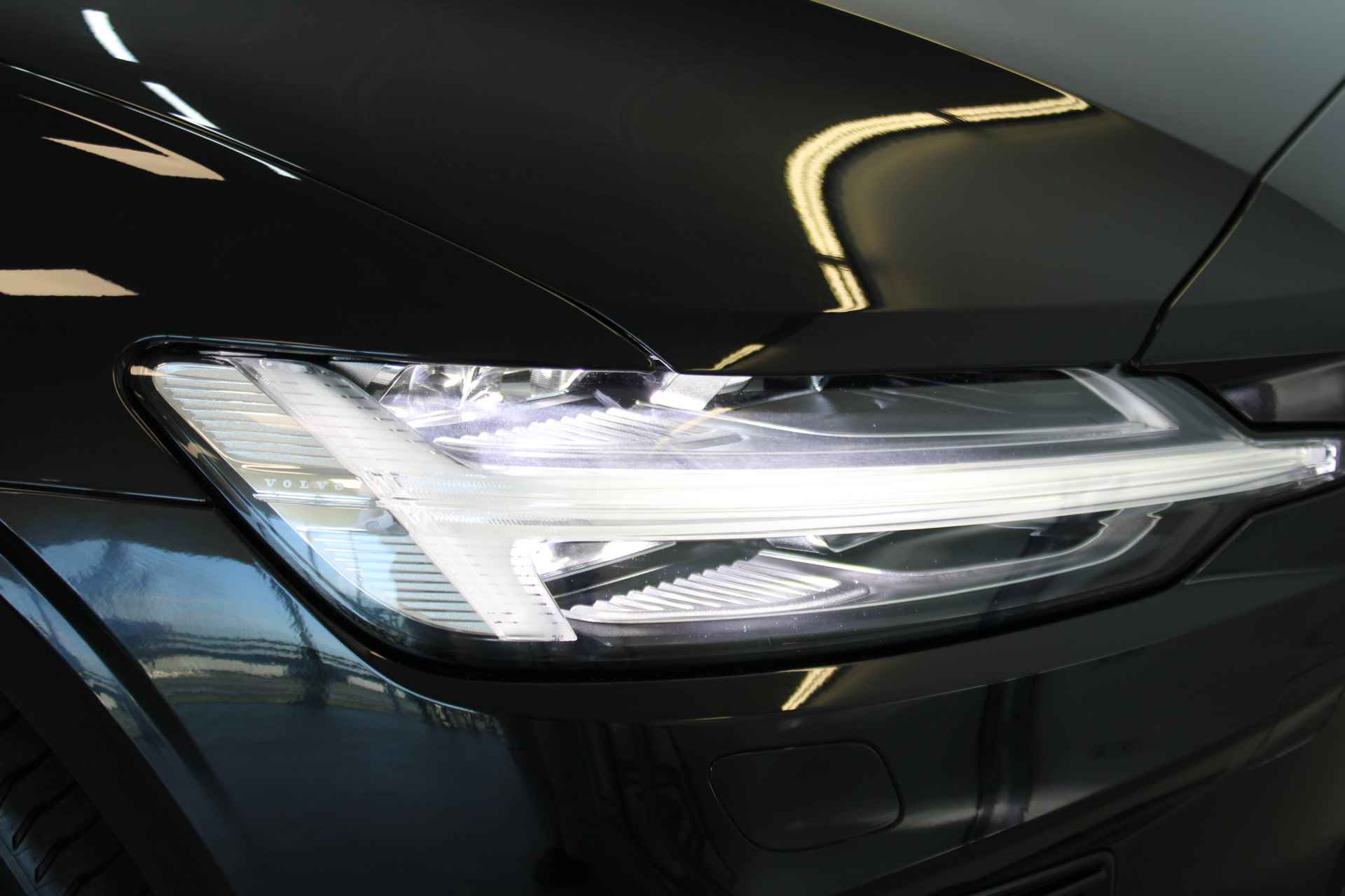 Volvo V60 T6 350PK AWD Plus Dark | Nappa | Gelamineerd Glas | Stoelventilatie | Trekhaak | Adapt Led - 54/63