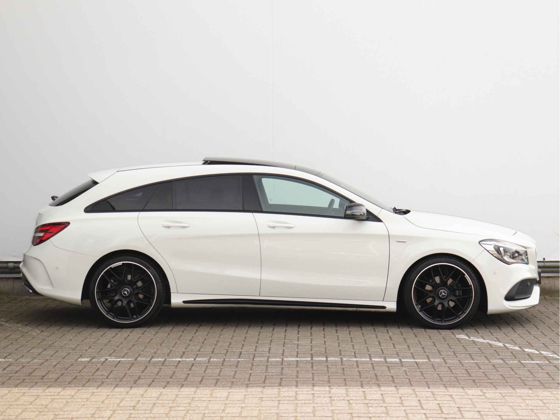 Mercedes-Benz CLA-Klasse Shooting Brake 180 AMG line 122pk automaat | Panoramadak | LED | 19'' velgen | Camera | Navigatie | Stoelverwarming | Sfeerverlichting | Alcantara - 2/62