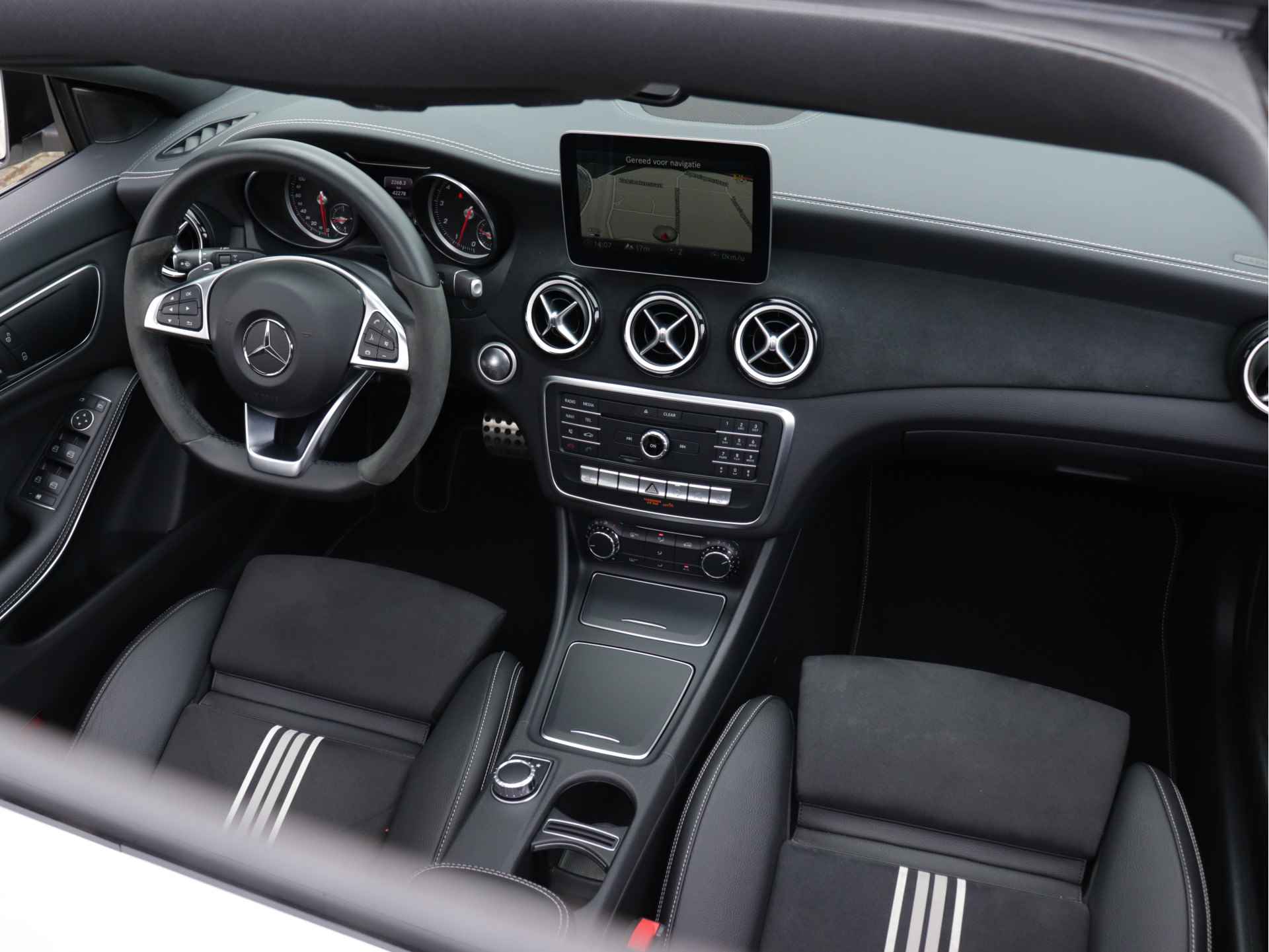 Mercedes-Benz CLA-Klasse Shooting Brake 180 AMG line 122pk automaat | Panoramadak | LED | 19'' velgen | Camera | Navigatie | Stoelverwarming | Sfeerverlichting | Alcantara - 8/62