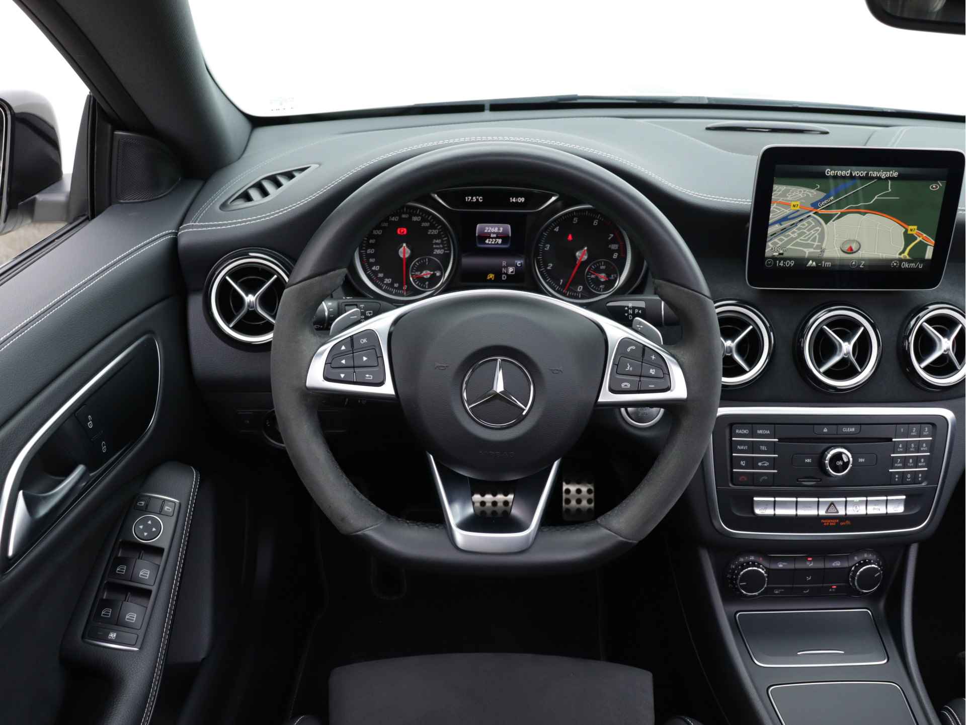 Mercedes-Benz CLA-Klasse Shooting Brake 180 AMG line 122pk automaat | Panoramadak | LED | 19'' velgen | Camera | Navigatie | Stoelverwarming | Sfeerverlichting | Alcantara - 10/62