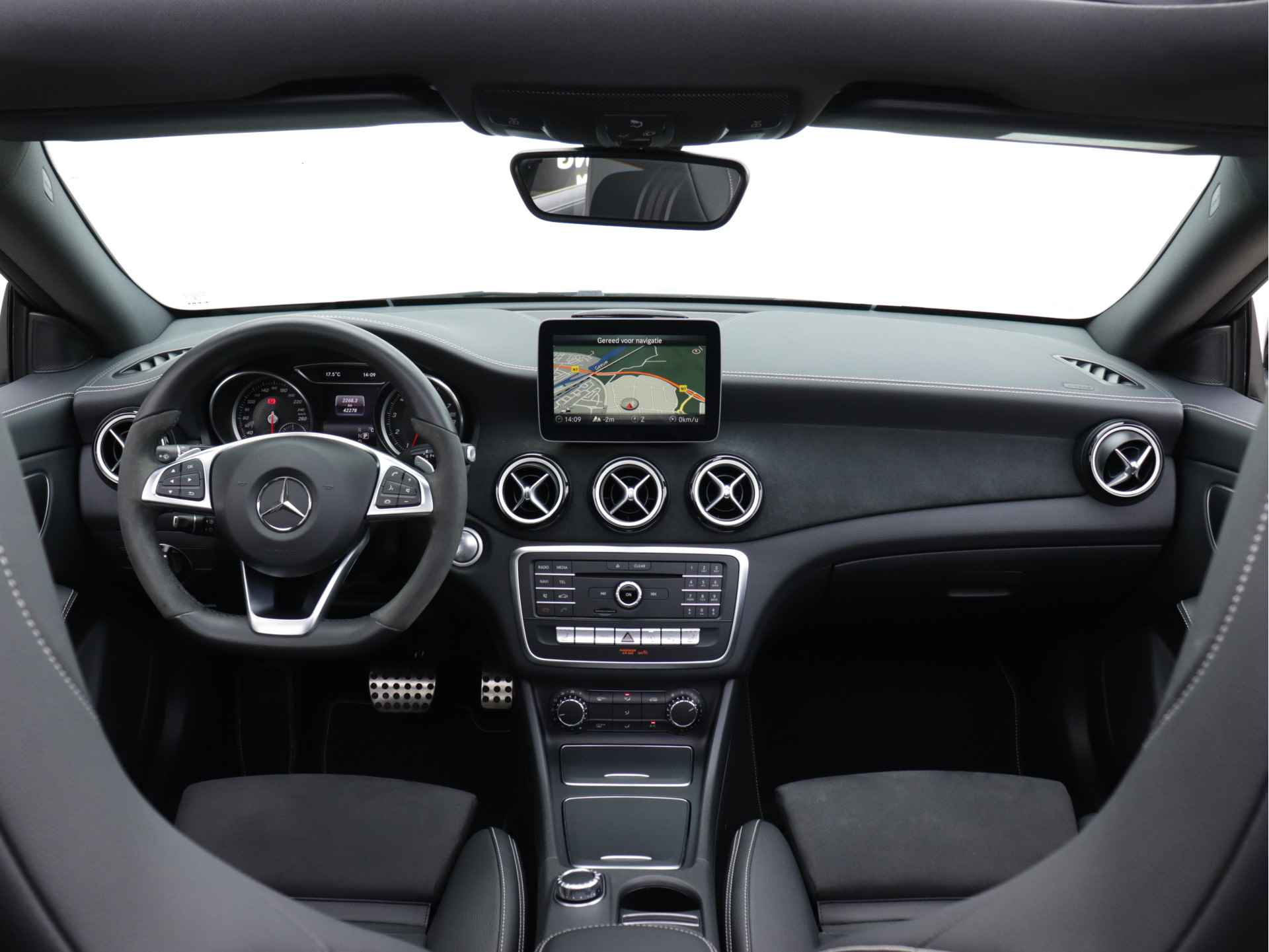 Mercedes-Benz CLA-Klasse Shooting Brake 180 AMG line 122pk automaat | Panoramadak | LED | 19'' velgen | Camera | Navigatie | Stoelverwarming | Sfeerverlichting | Alcantara - 19/62