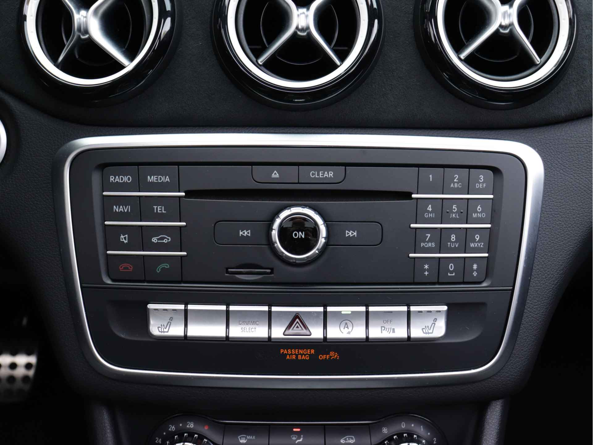 Mercedes-Benz CLA-Klasse Shooting Brake 180 AMG line 122pk automaat | Panoramadak | LED | 19'' velgen | Camera | Navigatie | Stoelverwarming | Sfeerverlichting | Alcantara - 23/62