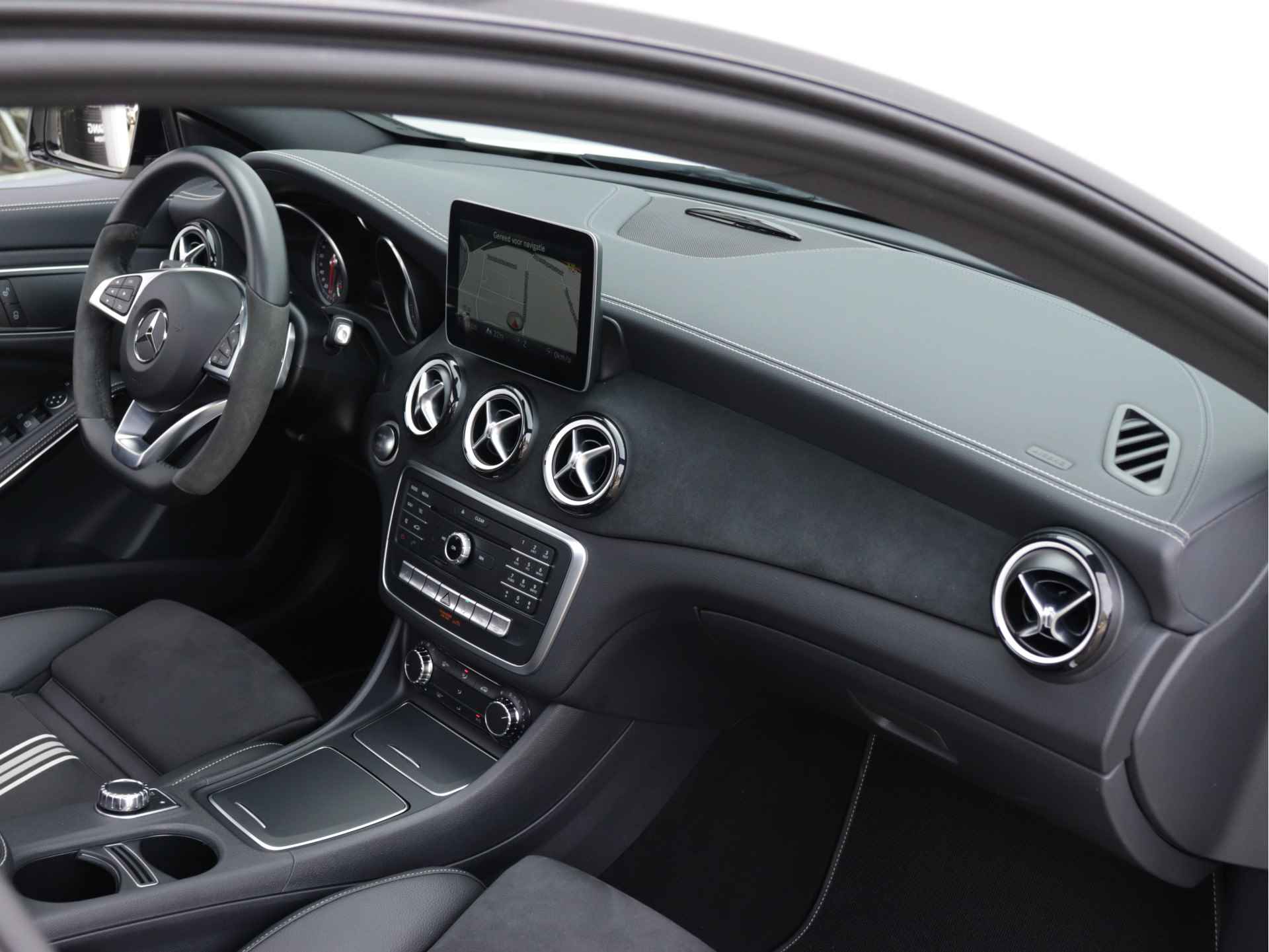 Mercedes-Benz CLA-Klasse Shooting Brake 180 AMG line 122pk automaat | Panoramadak | LED | 19'' velgen | Camera | Navigatie | Stoelverwarming | Sfeerverlichting | Alcantara - 25/62