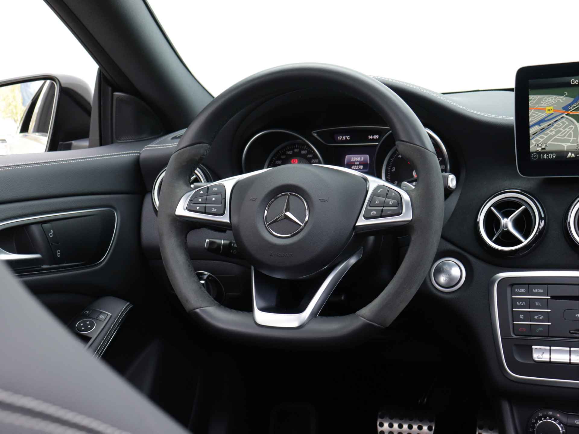 Mercedes-Benz CLA-Klasse Shooting Brake 180 AMG line 122pk automaat | Panoramadak | LED | 19'' velgen | Camera | Navigatie | Stoelverwarming | Sfeerverlichting | Alcantara - 27/62