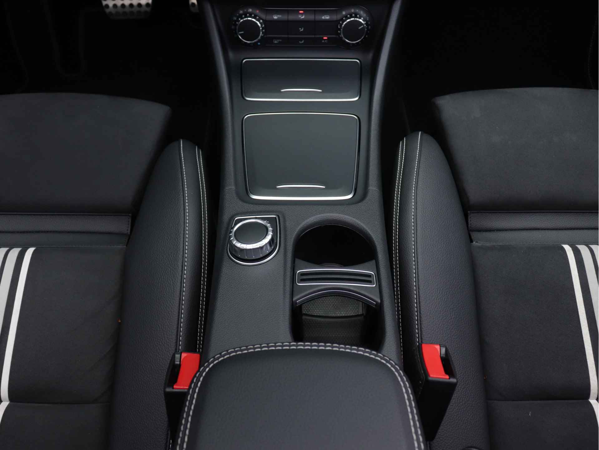 Mercedes-Benz CLA-Klasse Shooting Brake 180 AMG line 122pk automaat | Panoramadak | LED | 19'' velgen | Camera | Navigatie | Stoelverwarming | Sfeerverlichting | Alcantara - 31/62