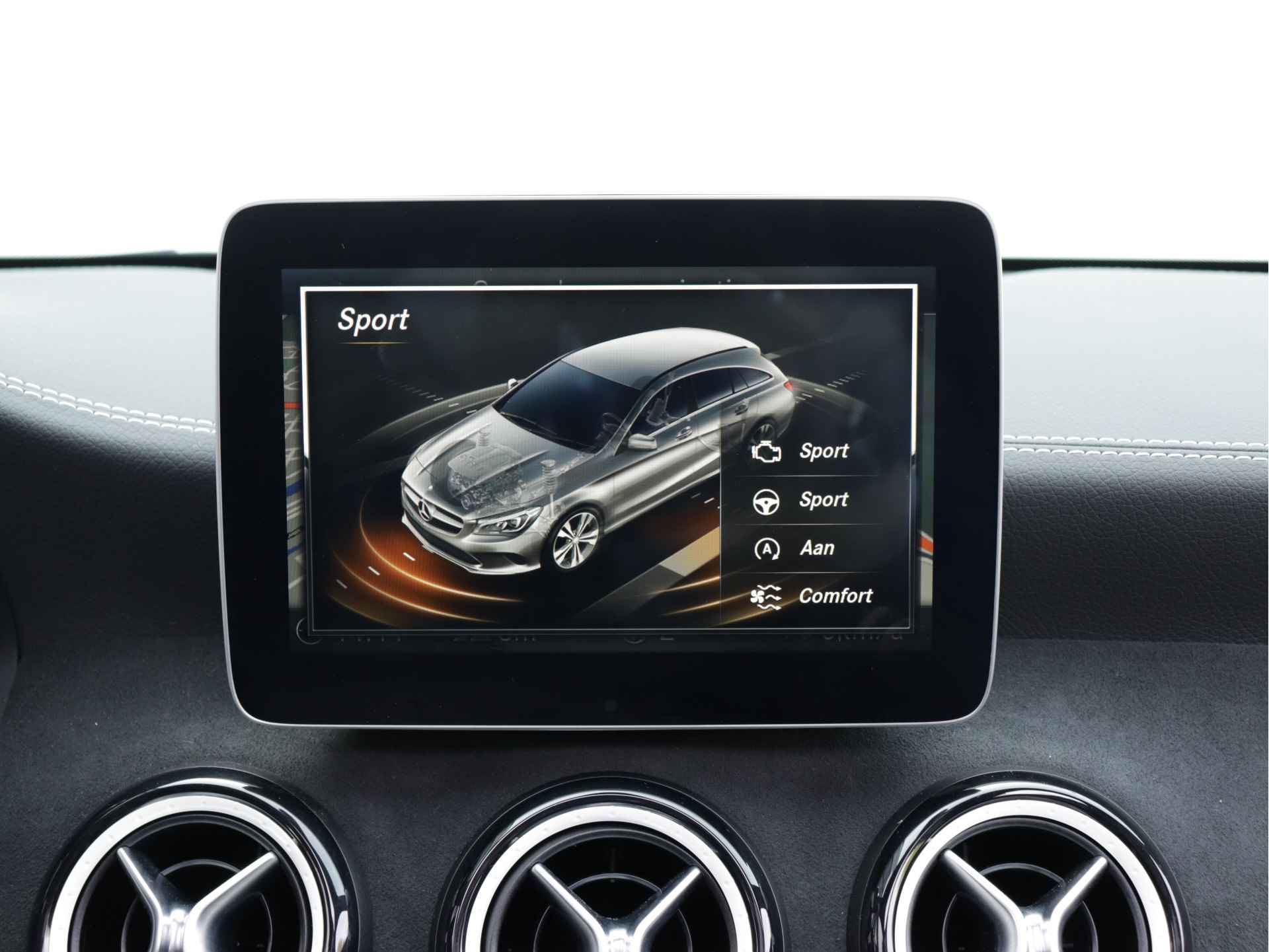 Mercedes-Benz CLA-Klasse Shooting Brake 180 AMG line 122pk automaat | Panoramadak | LED | 19'' velgen | Camera | Navigatie | Stoelverwarming | Sfeerverlichting | Alcantara - 39/62