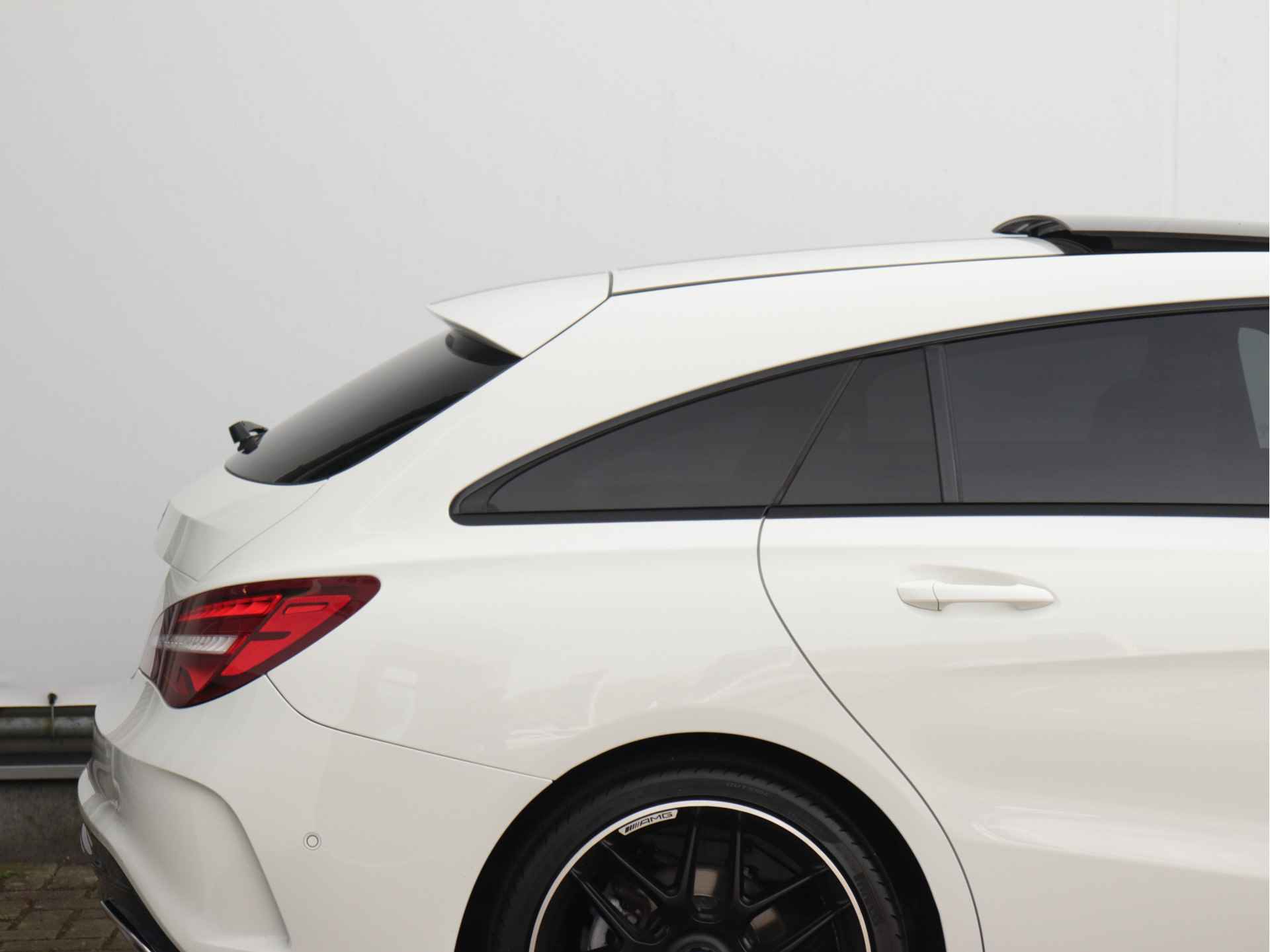 Mercedes-Benz CLA-Klasse Shooting Brake 180 AMG line 122pk automaat | Panoramadak | LED | 19'' velgen | Camera | Navigatie | Stoelverwarming | Sfeerverlichting | Alcantara - 50/62