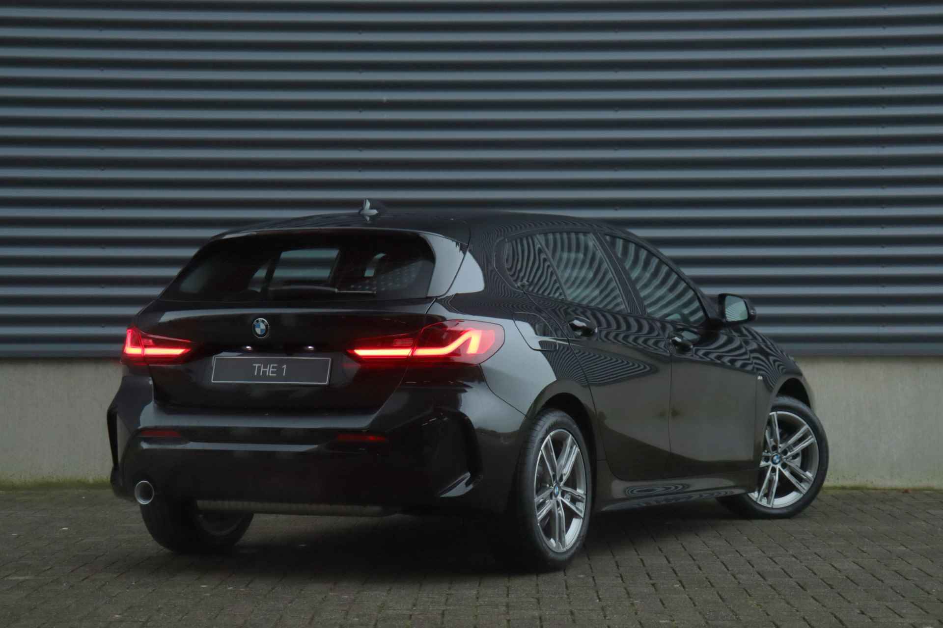 BMW 1 Serie 5-deurs 118i | Model M Sport | Innovation Pack - 2/35