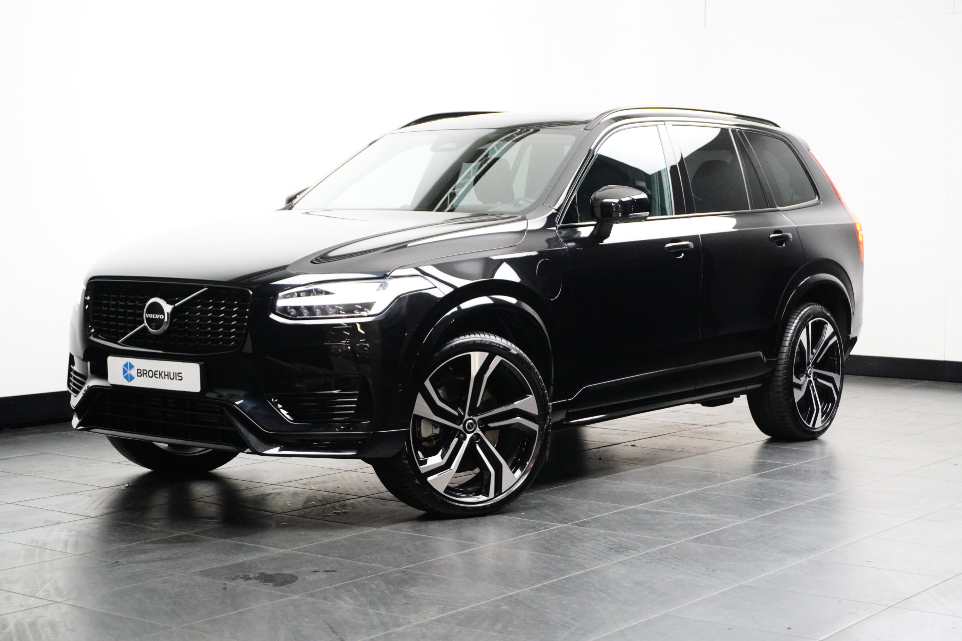 Volvo XC90 T8 Recharge AWD Ultimate Dark | Luchtvering | Massage | Geventileerde Stoelen | 360 Camera | Trekhaak | Bowers&Wilkins |