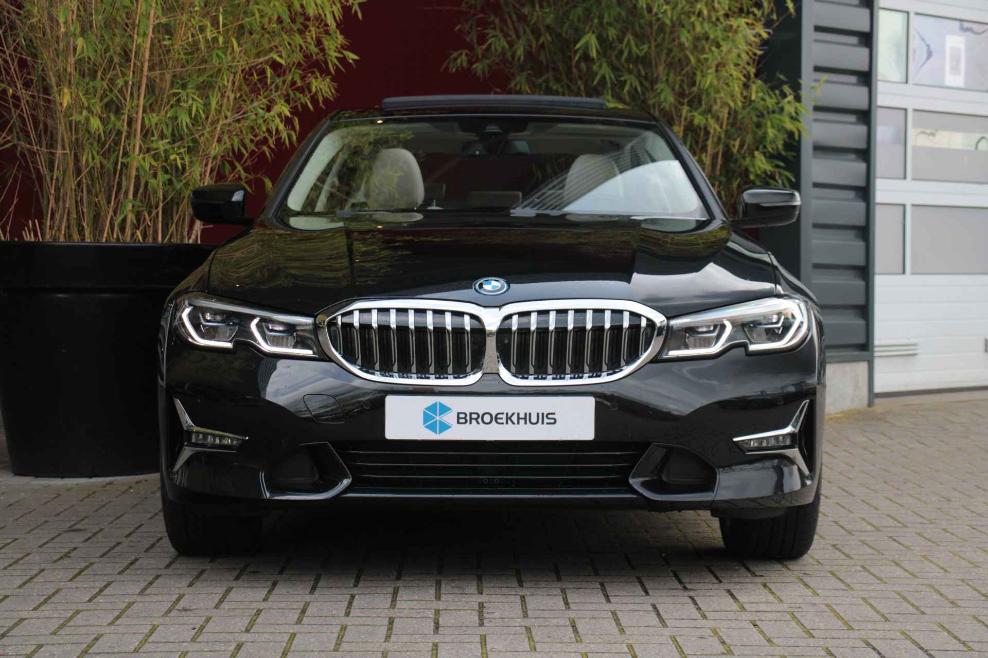 BMW 3-serie 330e High Executive 292 pk | Head-Up Display | Schuifdak | BLIS | Apple CarPlay/Android Auto | Cruise Control | Memory Seat | Pa - 9/27