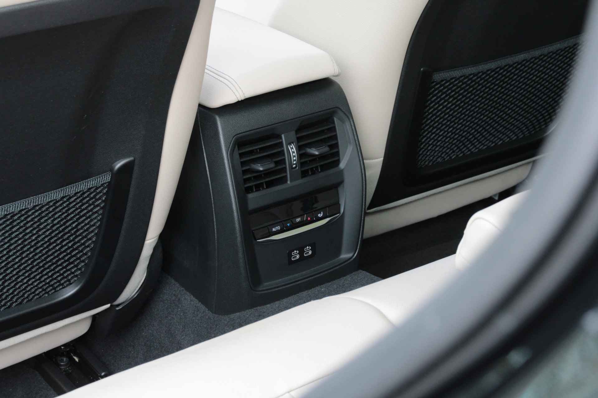 BMW 3-serie 330e High Executive 292 pk | Head-Up Display | Schuifdak | BLIS | Apple CarPlay/Android Auto | Cruise Control | Memory Seat | Pa - 21/27