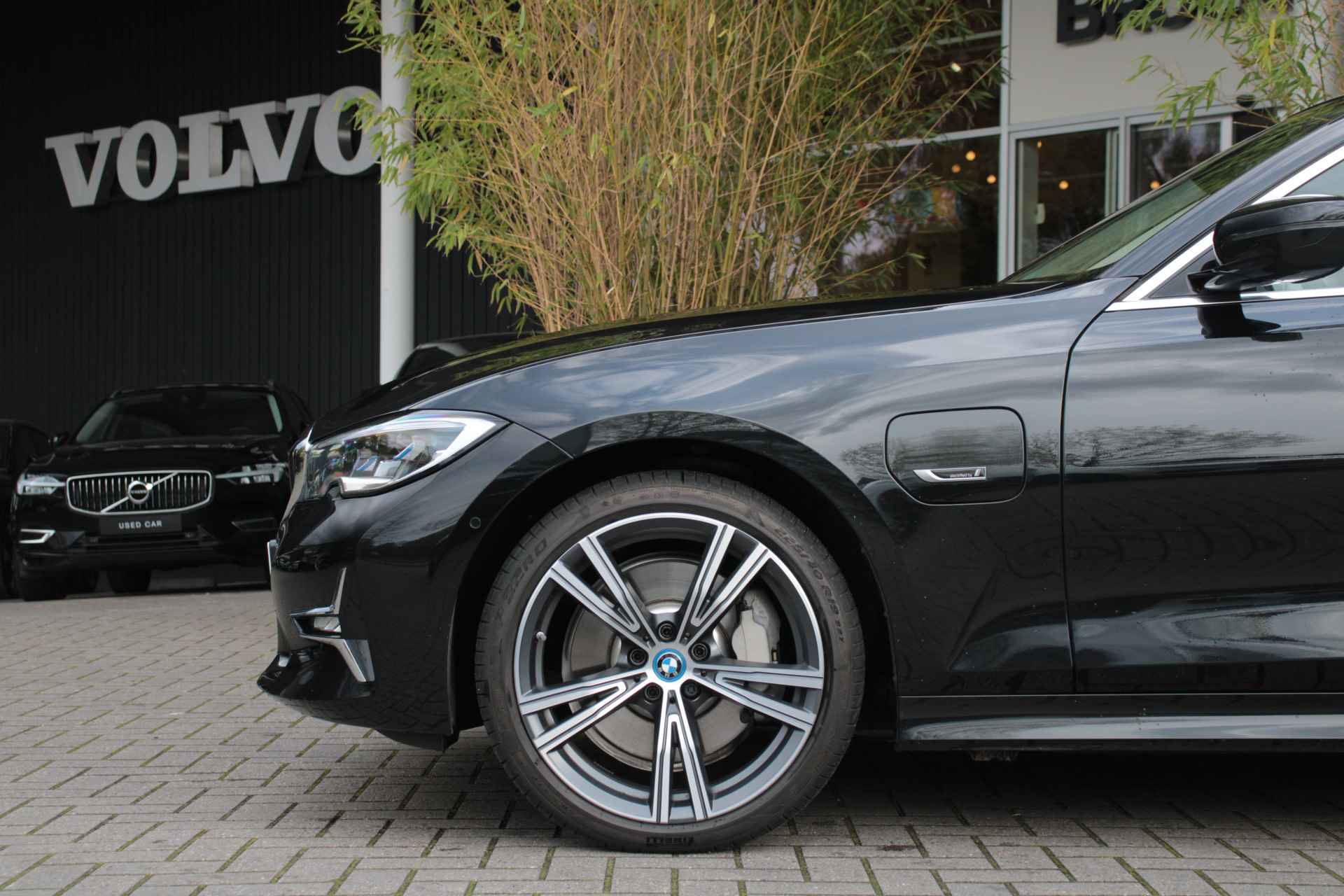 BMW 3-serie 330e High Executive 292 pk | Head-Up Display | Schuifdak | BLIS | Apple CarPlay/Android Auto | Cruise Control | Memory Seat | Pa - 26/27