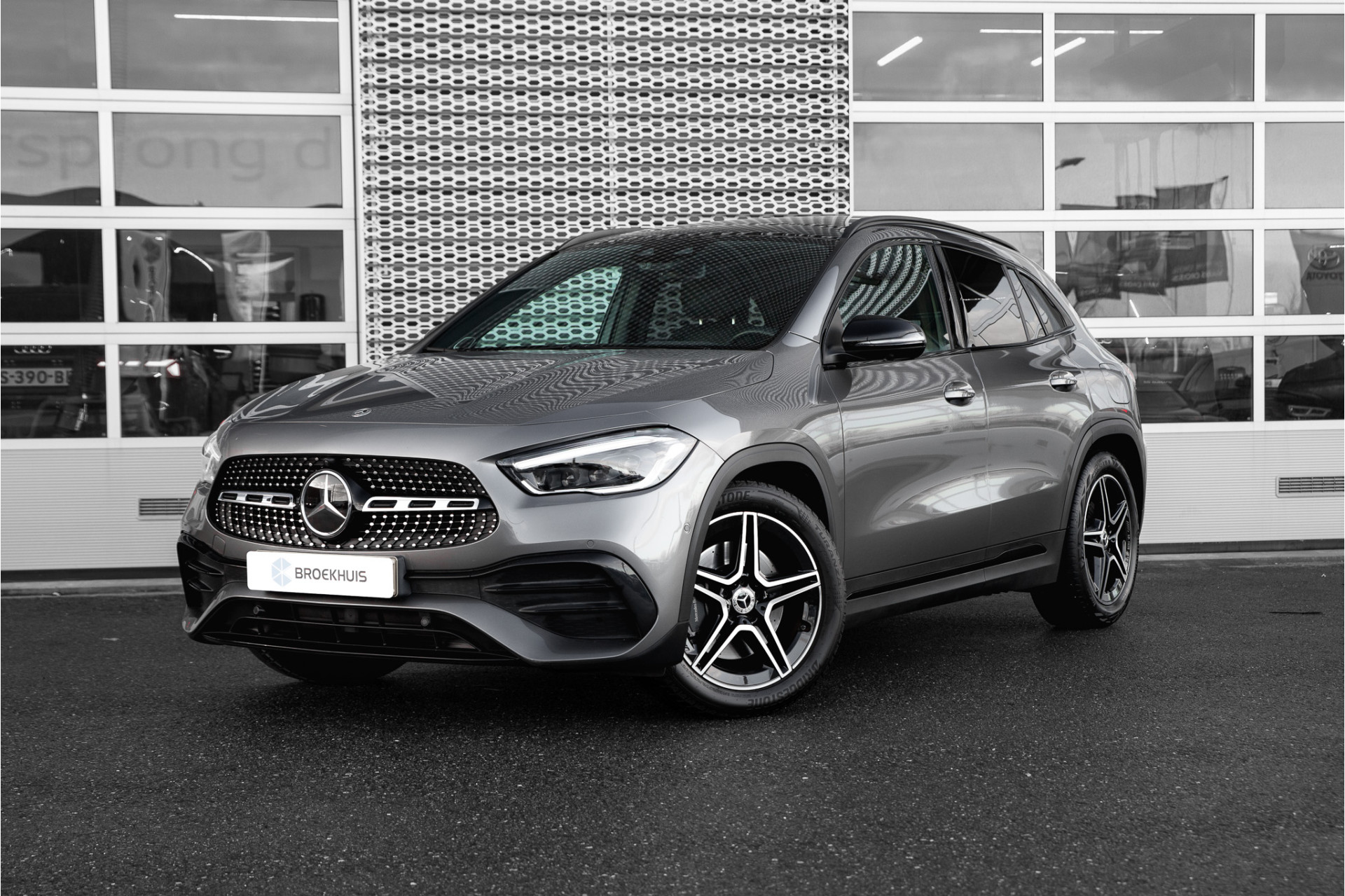 Mercedes-Benz GLA 250 AMG Line | Panoramadak | HUD | Trekhaak | Burmester | 19" |